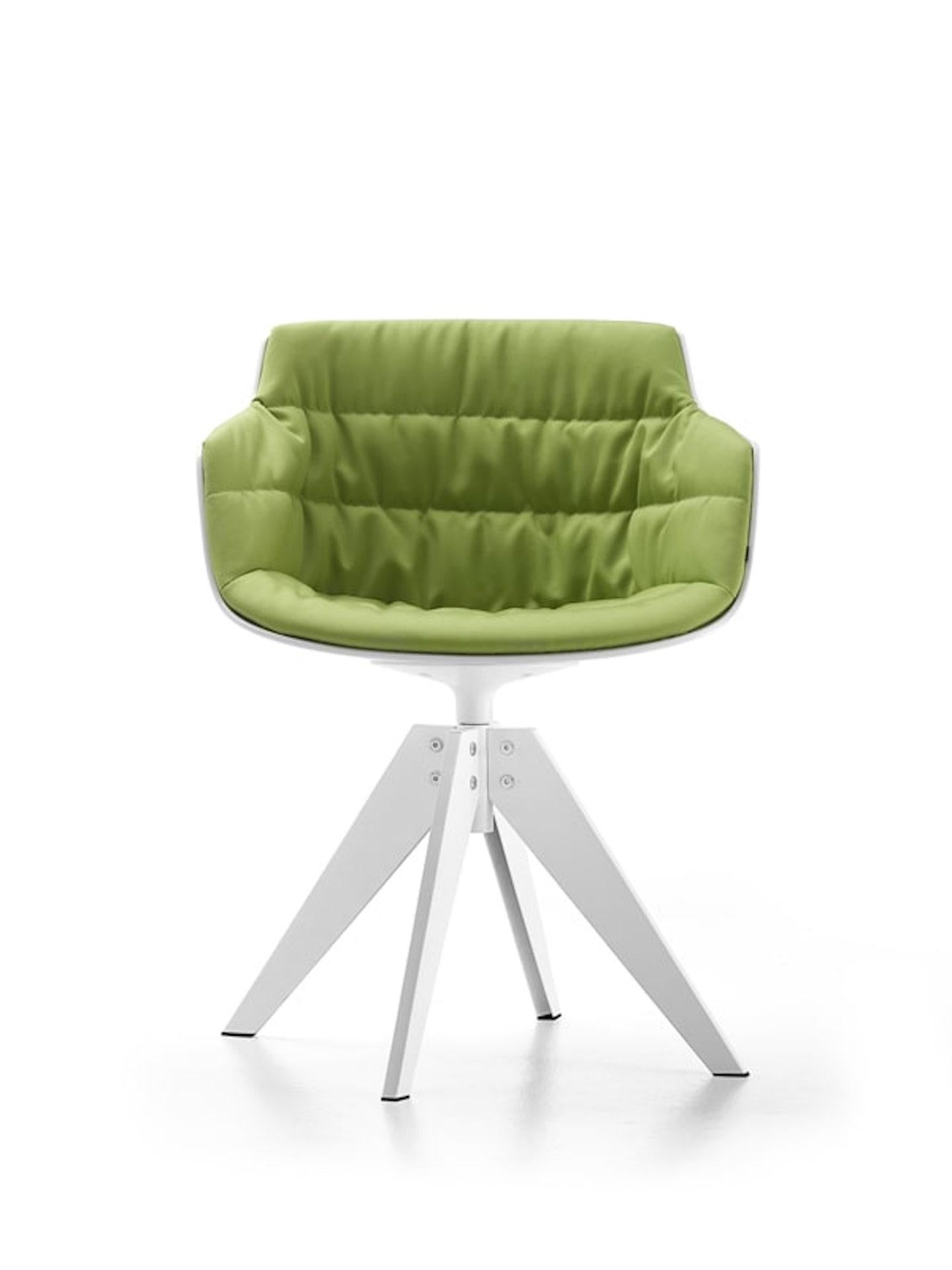 Der angegebene Preis bezieht sich auf den Stahlsockel und den Ausgangsstoff.
Flow Slim, ein Stuhl, der erstmals 2014 als natürliche Weiterentwicklung der Flow-Familie entworfen wurde, vereint Komfort und Ästhetik.

Ein geschwungener Sessel mit