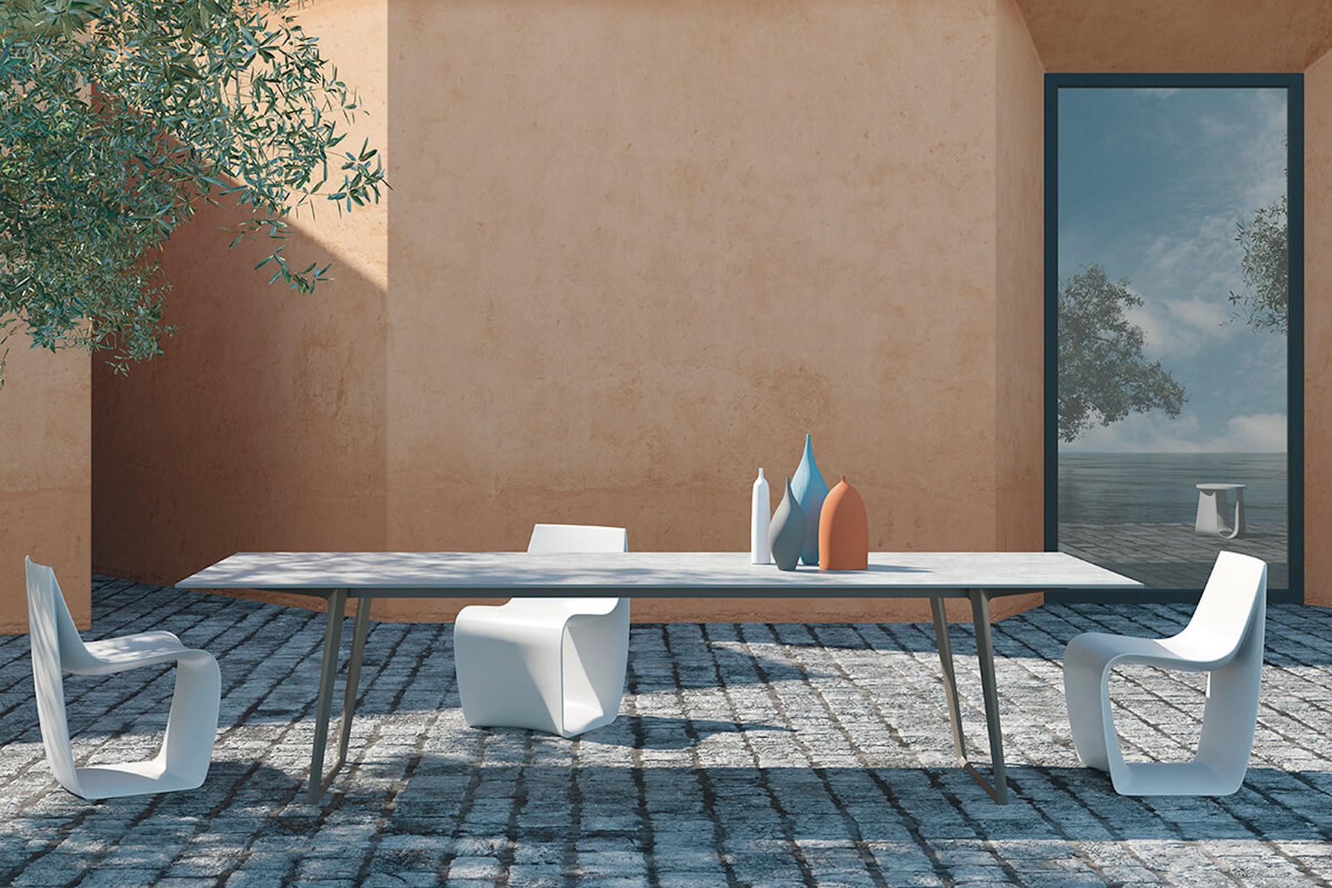 Lightness and dynamism: these two values underline the Axy table system by Claudio Bellini. A suggestive blend of different materials: the aluminium supporting frame is paired with a thin ceramic top in the finishes Pietra di Savoia, Black Calce and