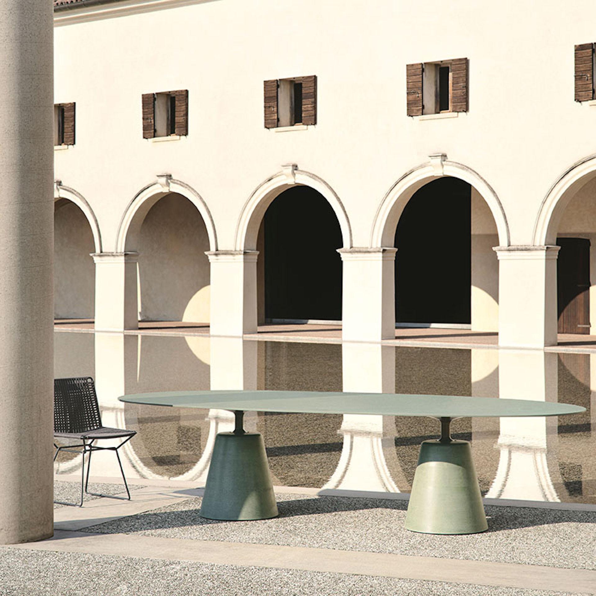 italien MDF Italia Table Rock ovale personnalisable pour l'intérieur ou l'extérieur par Jean-Marie Massaud en vente