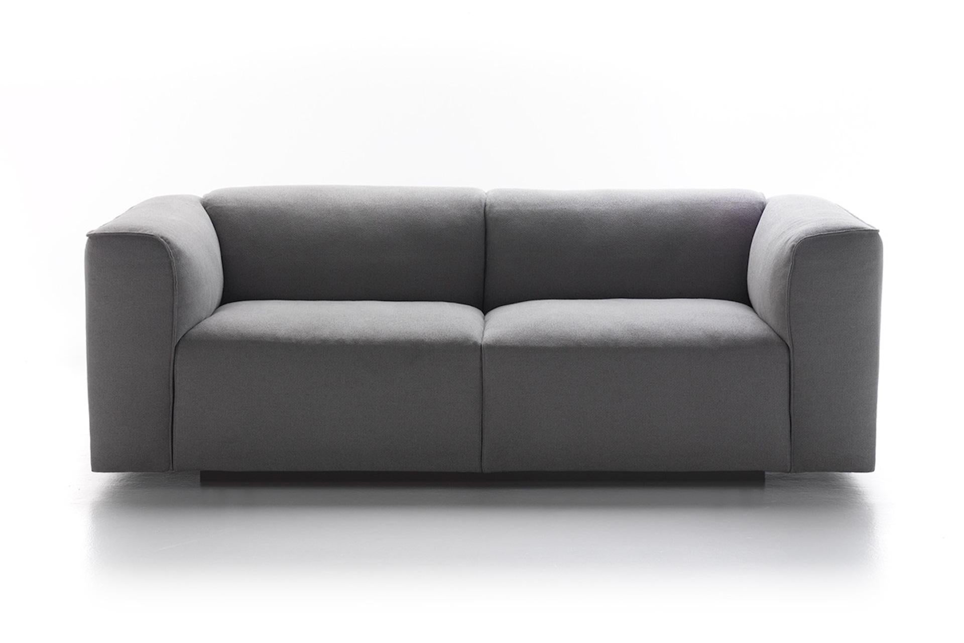 A system of sofas and sectionals. With a frame in solid wood and elastic belts and a filling in indeformable variable-density polyether and down, or in polyester wadding. The new top stitched seam highlights the arms in the end, corner and special