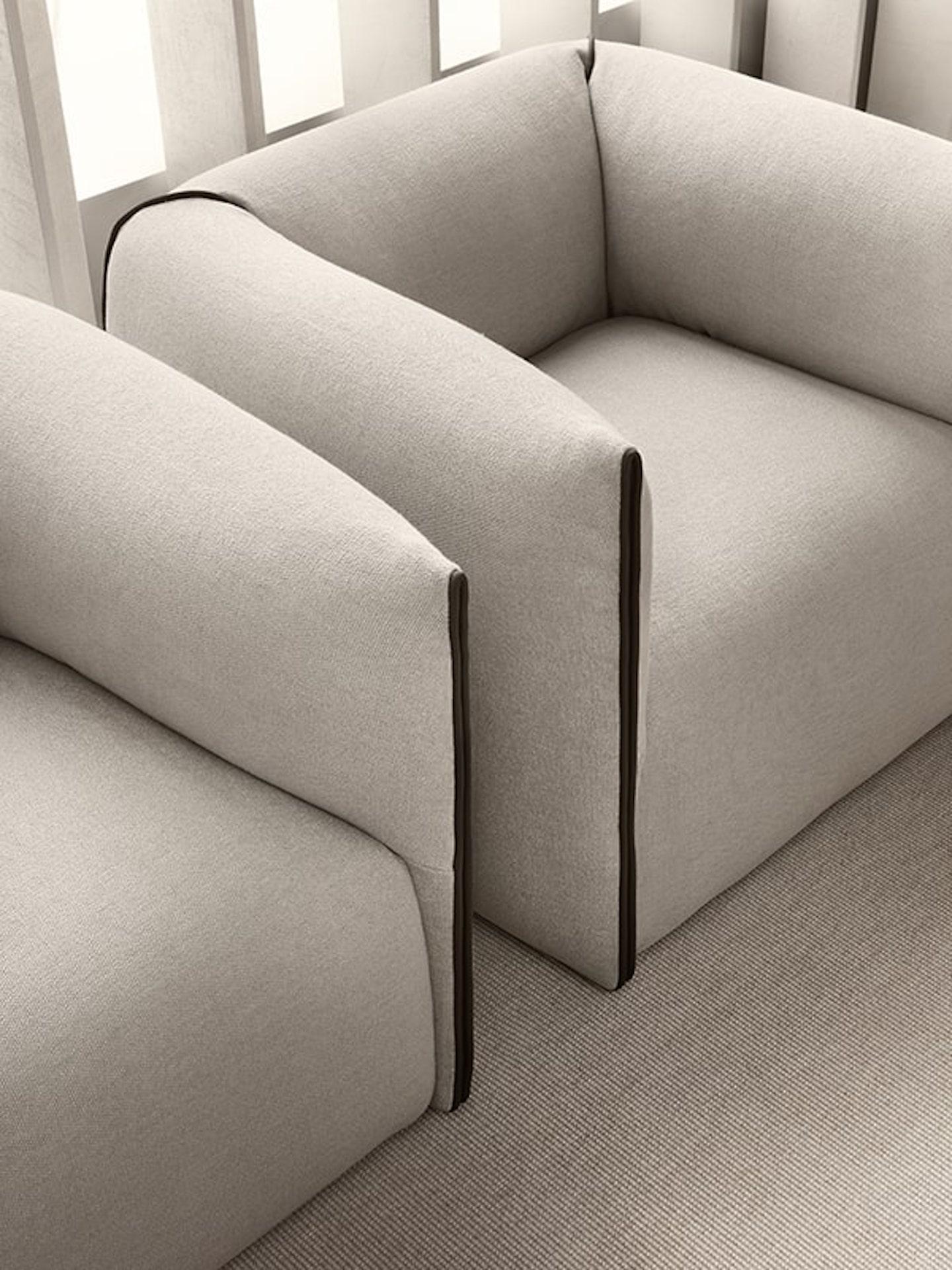 Un fauteuil compact, doux, confortable et à forte personnalité a rejoint la collection MDF Italia. Le design Mia soft provient du simple geste de plier un coussin pour créer un nid - un abri pour les moments de détente. La collection Mia se