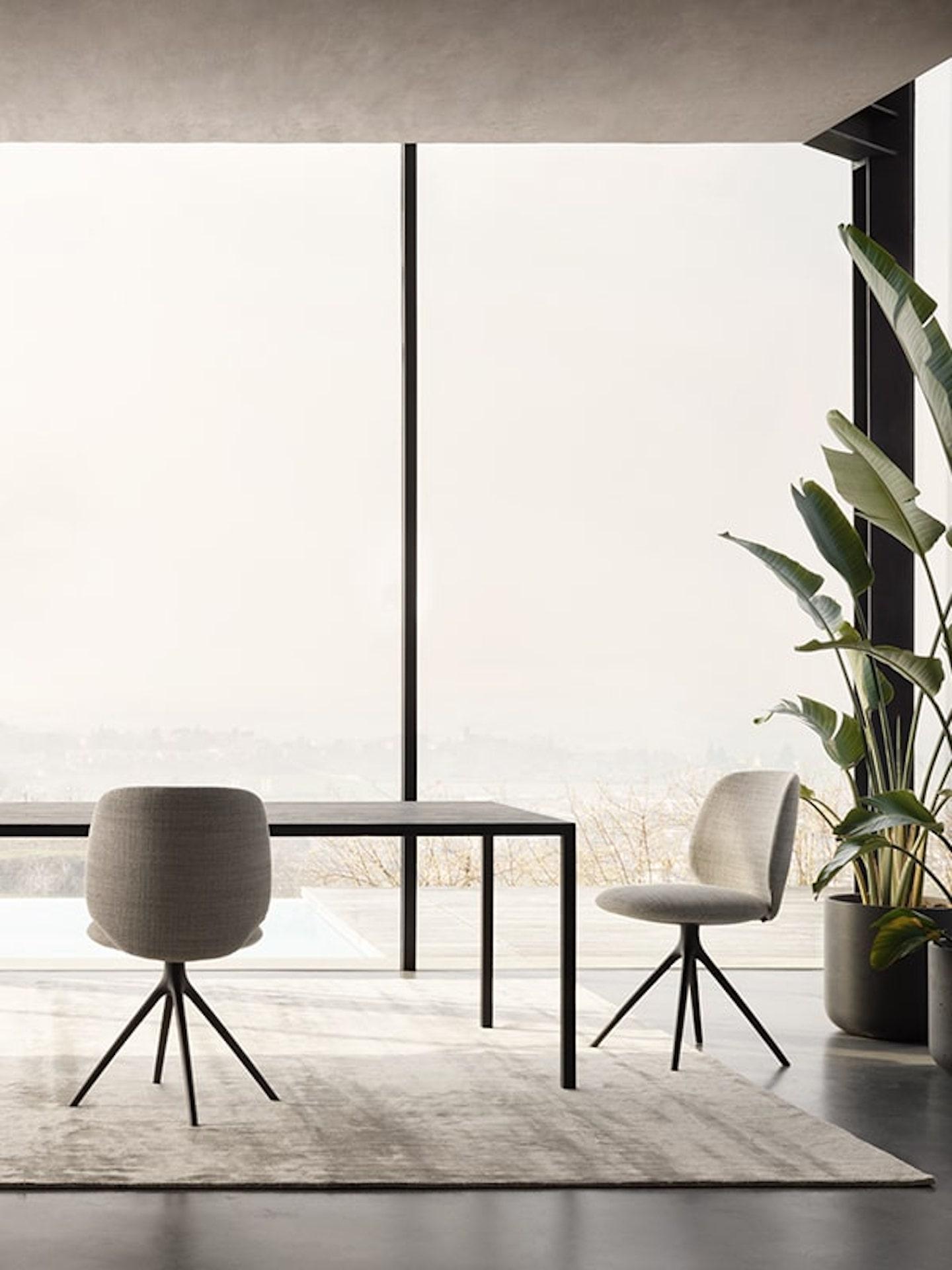Universal Collection ist der Name der neuen Sitzfamilie, die von Jean-Marie Massaud für MDF Italia entworfen wurde und die sich durch ihre makellose Eleganz und außergewöhnliche Ergonomie auszeichnet. 
Bei den Stühlen und Sesseln mit Holzrücken oder