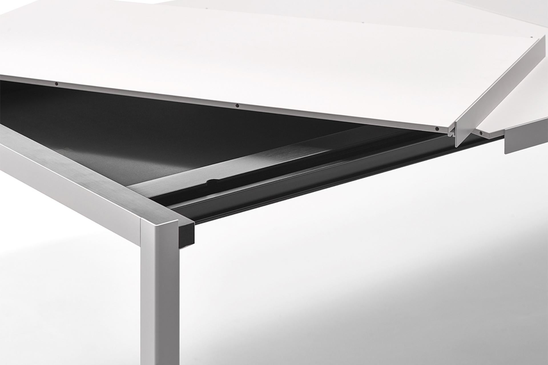 1 extension top
(+ 50 cm)
D100 real size D98
The new range of Extension tables excellently combines the aesthetics of MDF Italia table with the functionality of a an extension product, thus meeting market demands.
The system’s flexibility is