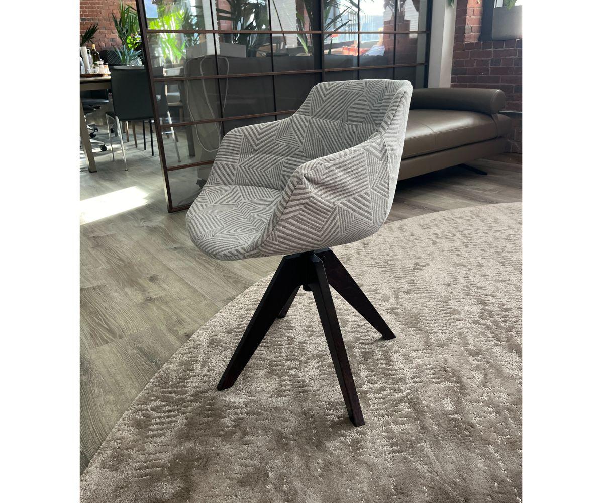 Conçu par Jean Marie Massaud, le fauteuil pivotant à 4 pieds Flow de MDF Italia combine le confort avec des éléments de style ascendants et mémorables. Sa fonction de pivotement à 360 degrés maintient les choses en mouvement, ce qui le distingue des