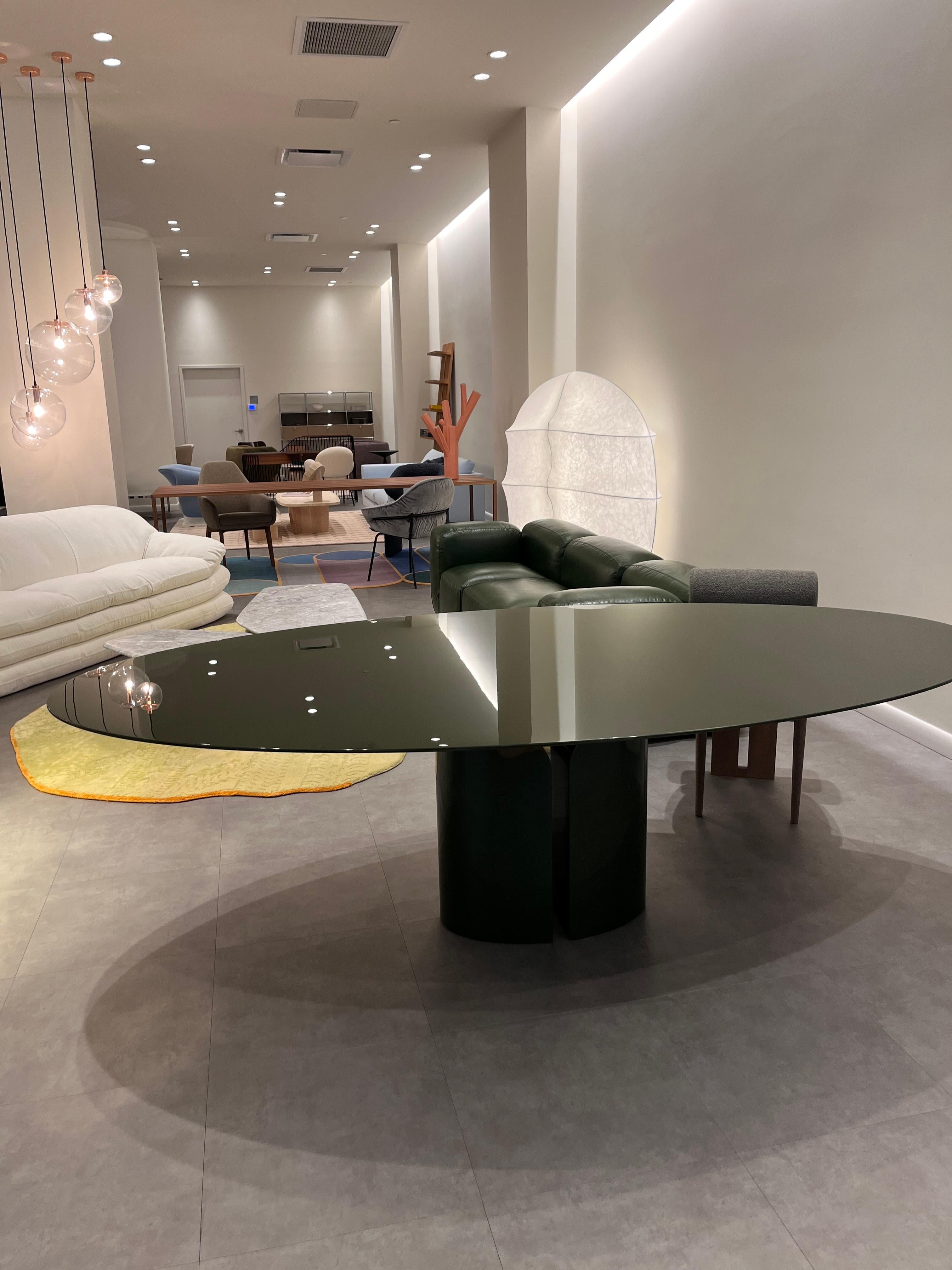 NVL 130X250 VERDE INGLESE LUC. H074
GLOSSY ENGLISH GREEN LACQUERED
A table with contemporary lines and characterized by a strong personality. The distinctive features of Jean Nouvel’s architecture are fully manifested in this table and enhance the