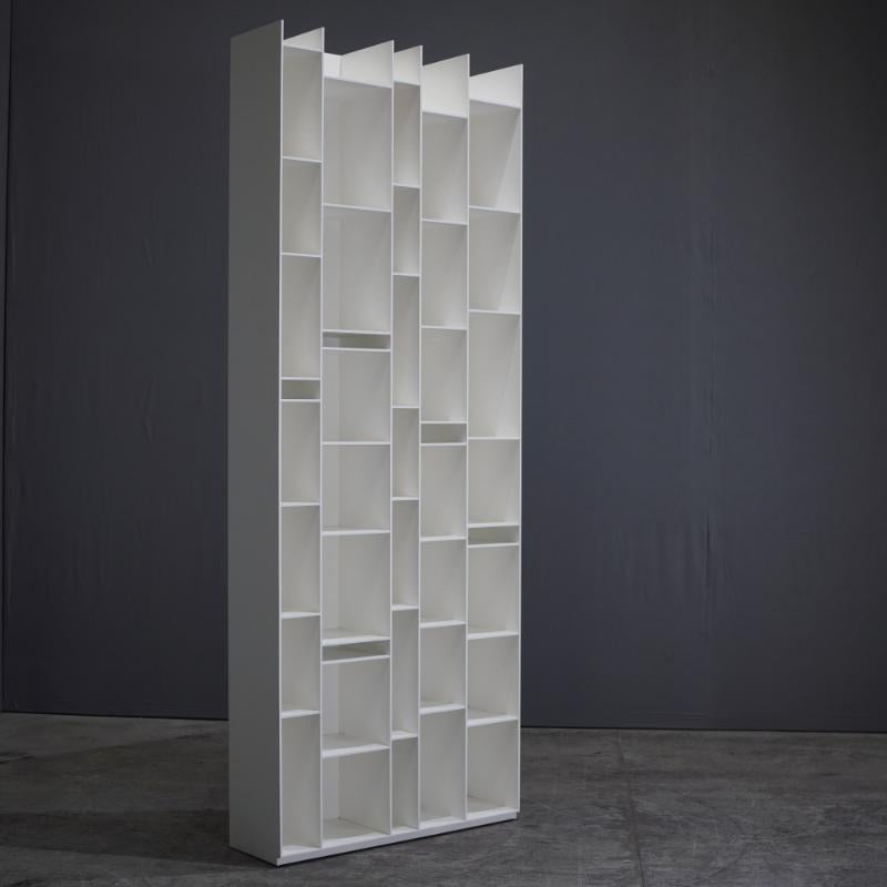 La bibliothèque MDF Italia Random en bois laqué blanc mat offre une solution de rangement unique et moderne. MDF Italia est connu pour ses designs minimalistes et fonctionnels. La disposition asymétrique de cette bibliothèque et sa finition de haute