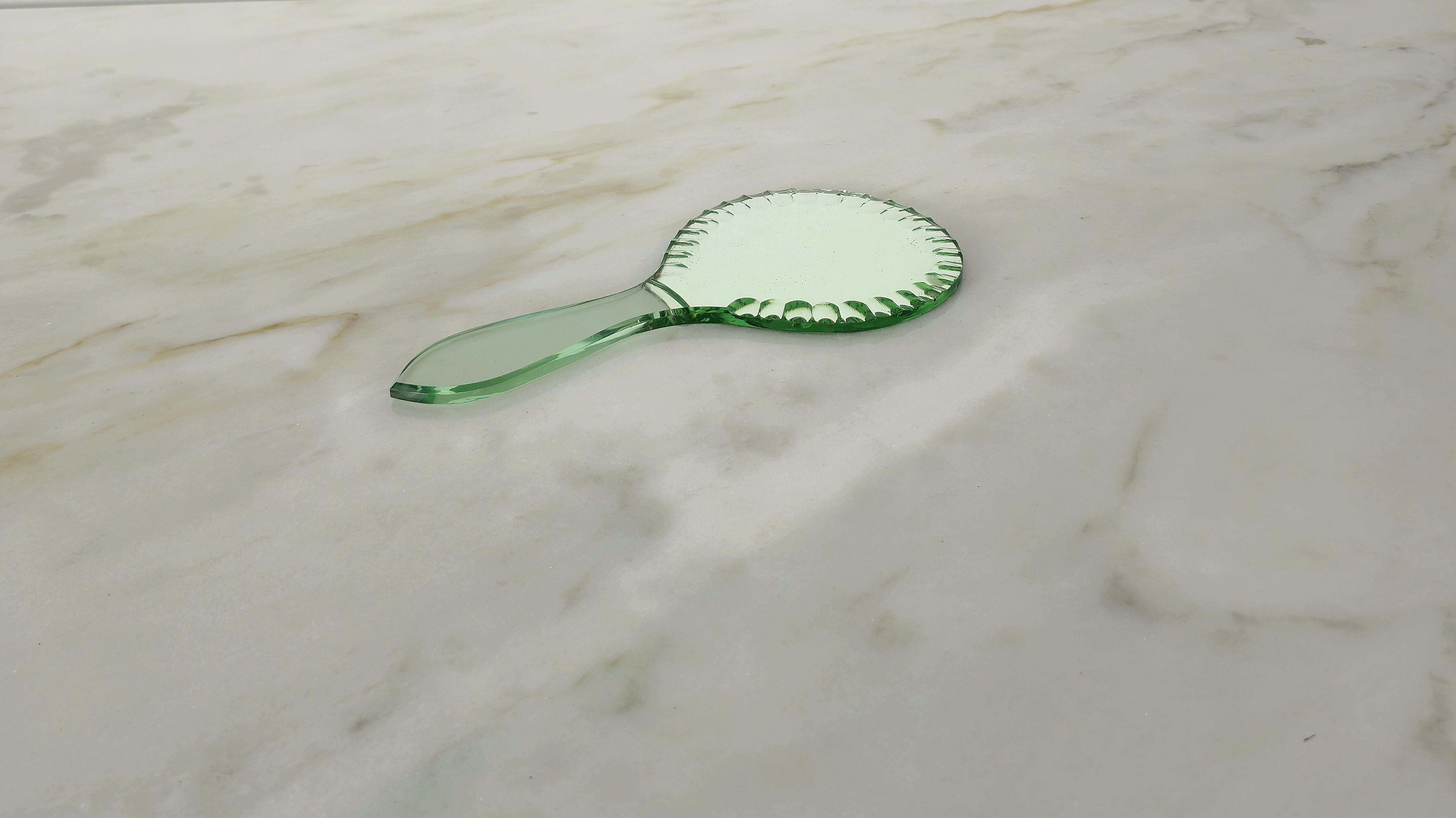 Luigi Fontana Miroir de courtoisie portable en verre de cristal du Nil vert avec bordure supérieure martelée. Fabriqué en Italie dans les années 60.


Note : Nous essayons d'offrir à nos clients un excellent service, même pour les envois dans le