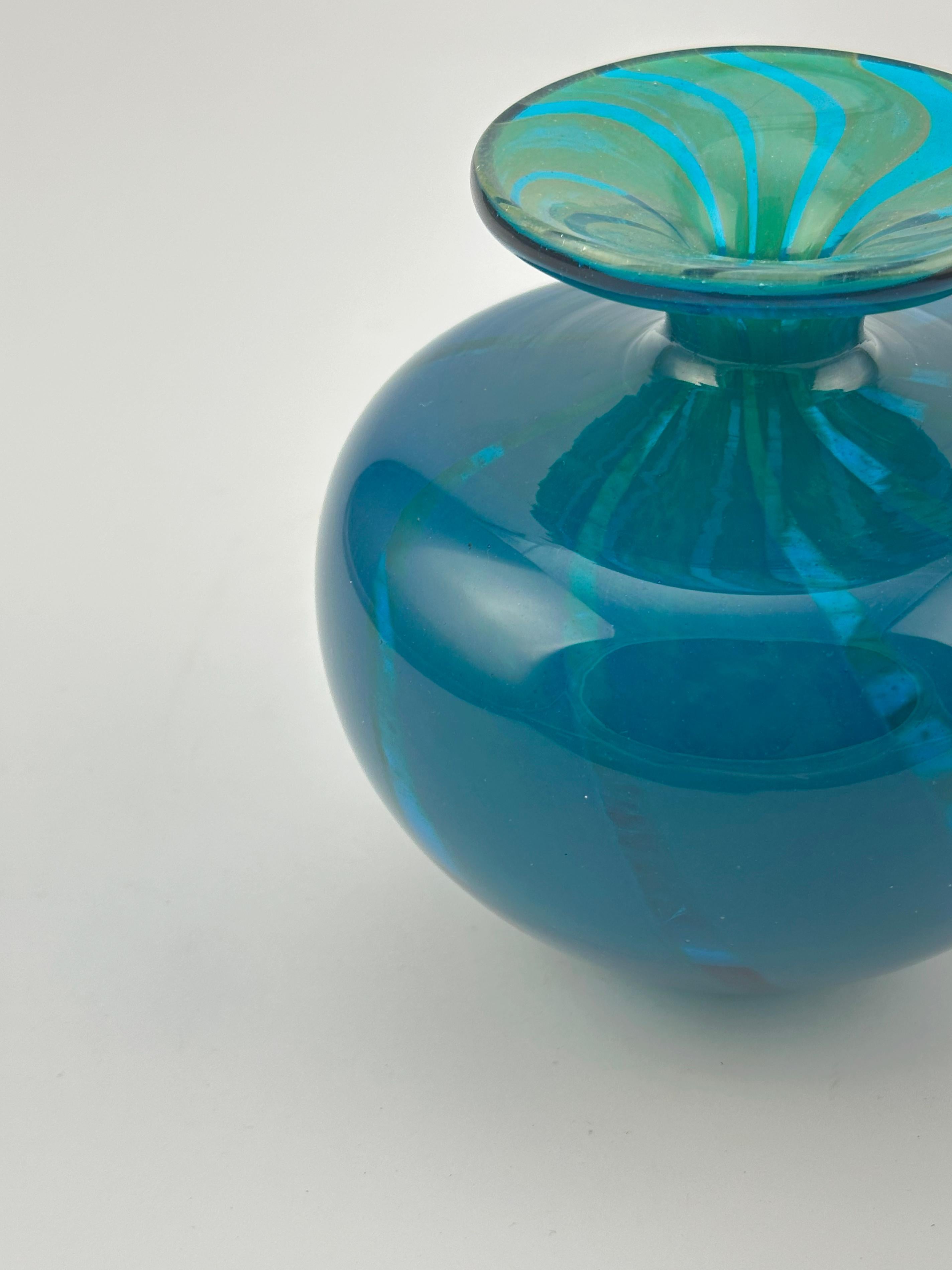 Un caratteristico vaso a bottiglia tozzo soffiato a mano da Mdina Glass a Malta negli anni '70, progettato nel caratteristico stile 