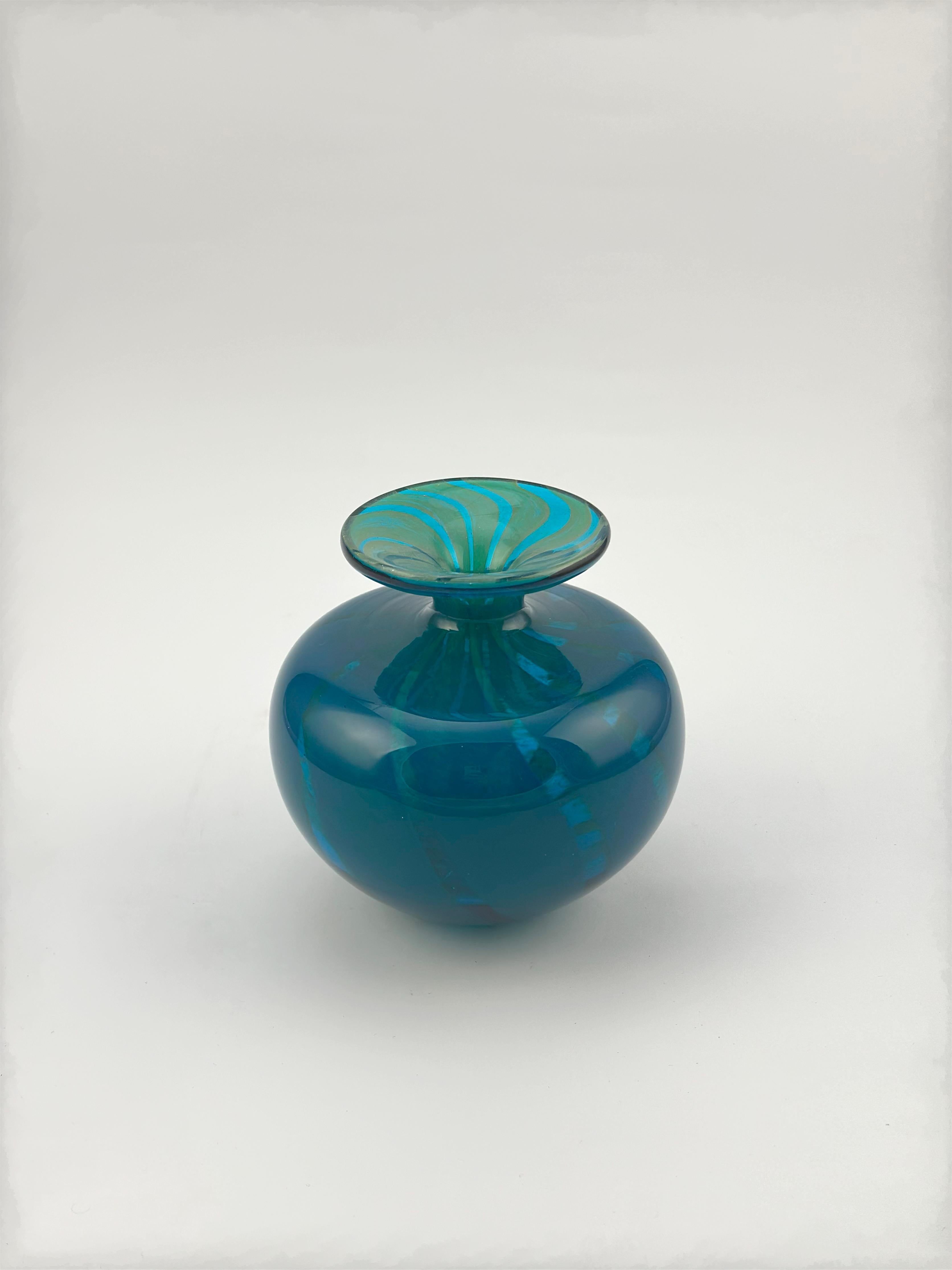 Mid-Century moderno Vaso a bottiglia 'Ming' in vetro Mdina Glass blu e turchese, Malta, anni '70 in vendita