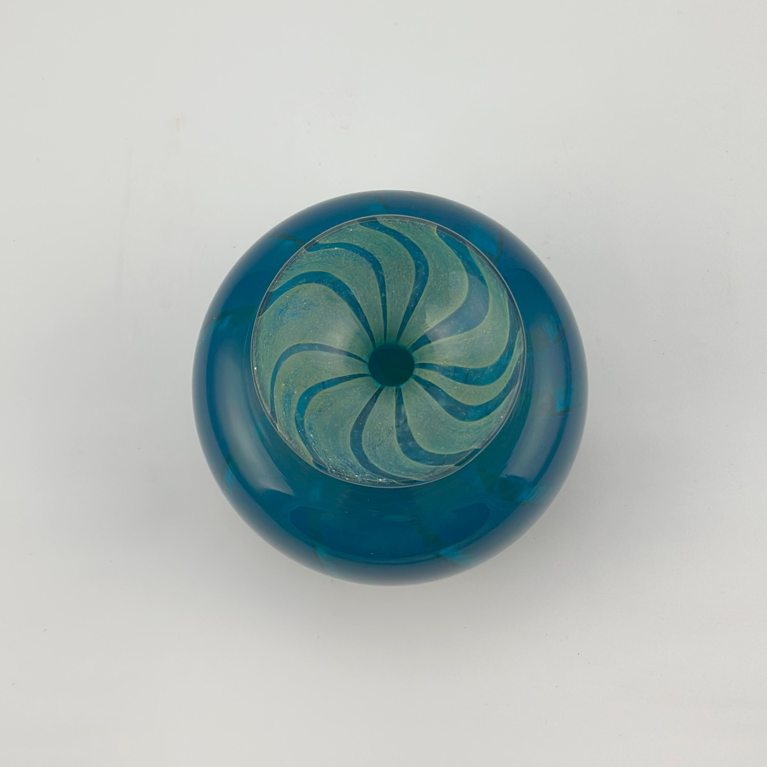 Fatto a mano Vaso a bottiglia 'Ming' in vetro Mdina Glass blu e turchese, Malta, anni '70 in vendita