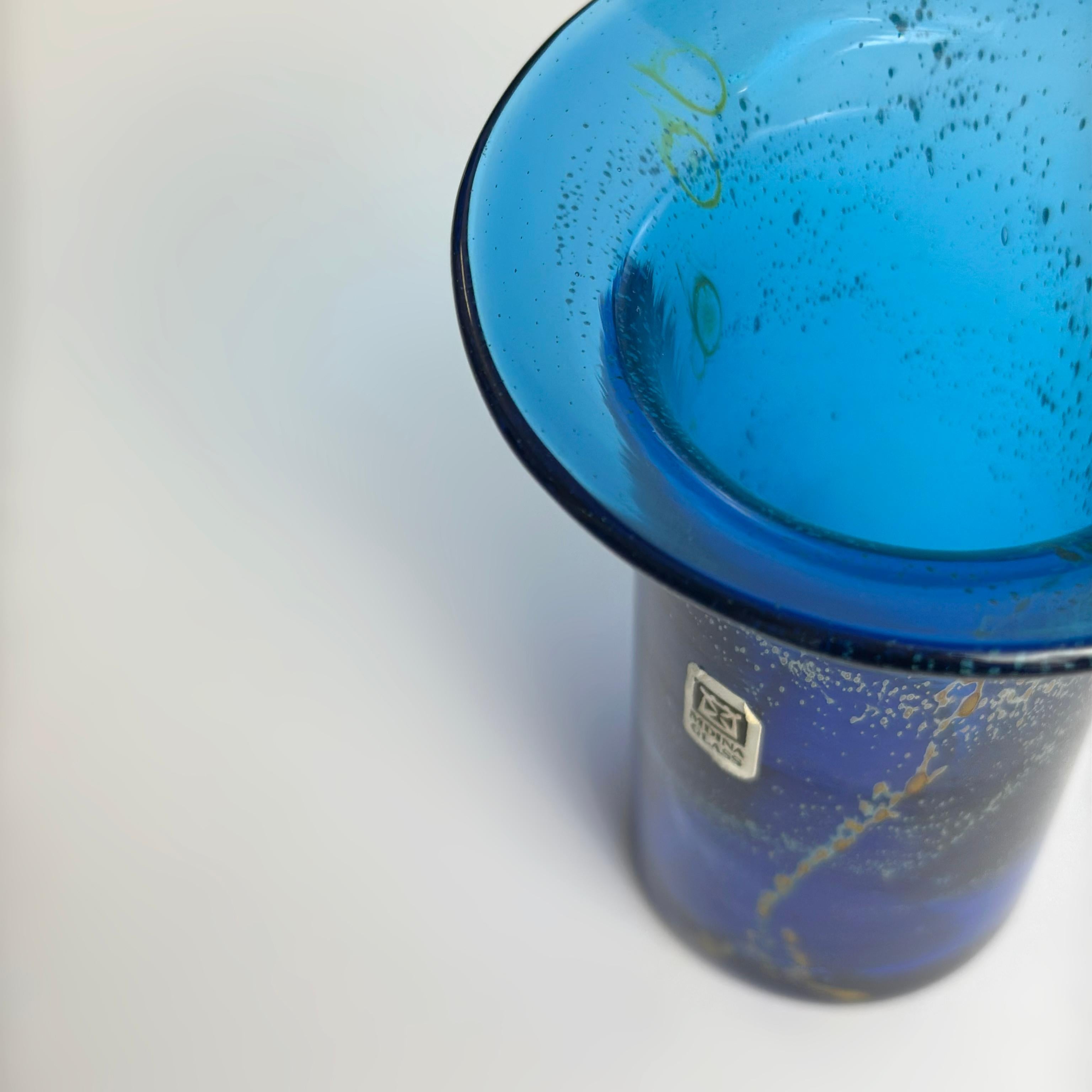 Un vase vintage en verre de Mdina, fabriqué à la main à Malte dans les années 1970, mettant en valeur la richesse artistique du verre de studio maltais. Cette pièce illustre l'approche caractéristique de l'atelier - formes organiques, couleurs vives