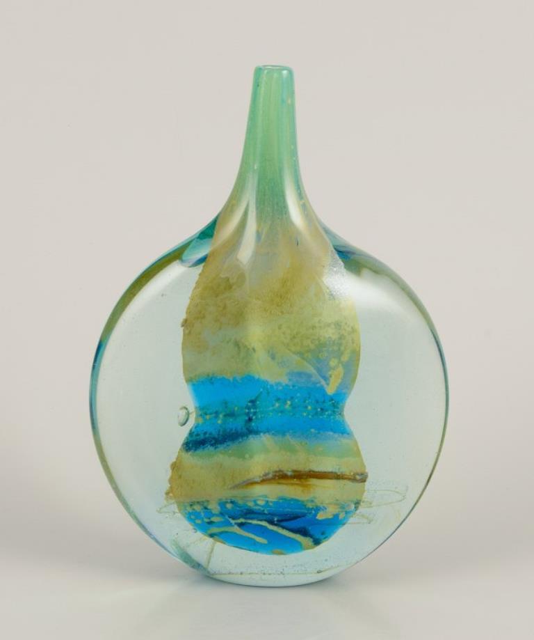 Mdina, Malte.
Vase unique en verre d'art.
Forme ronde avec un col étroit.
Vert bouteille avec motif incrusté.
Ca. 1970.
Signé et étiqueté.
Parfait état.
Dimensions : H 17,0 cm x L 12,0 cm : H 17,0 cm x L 12,0 cm.