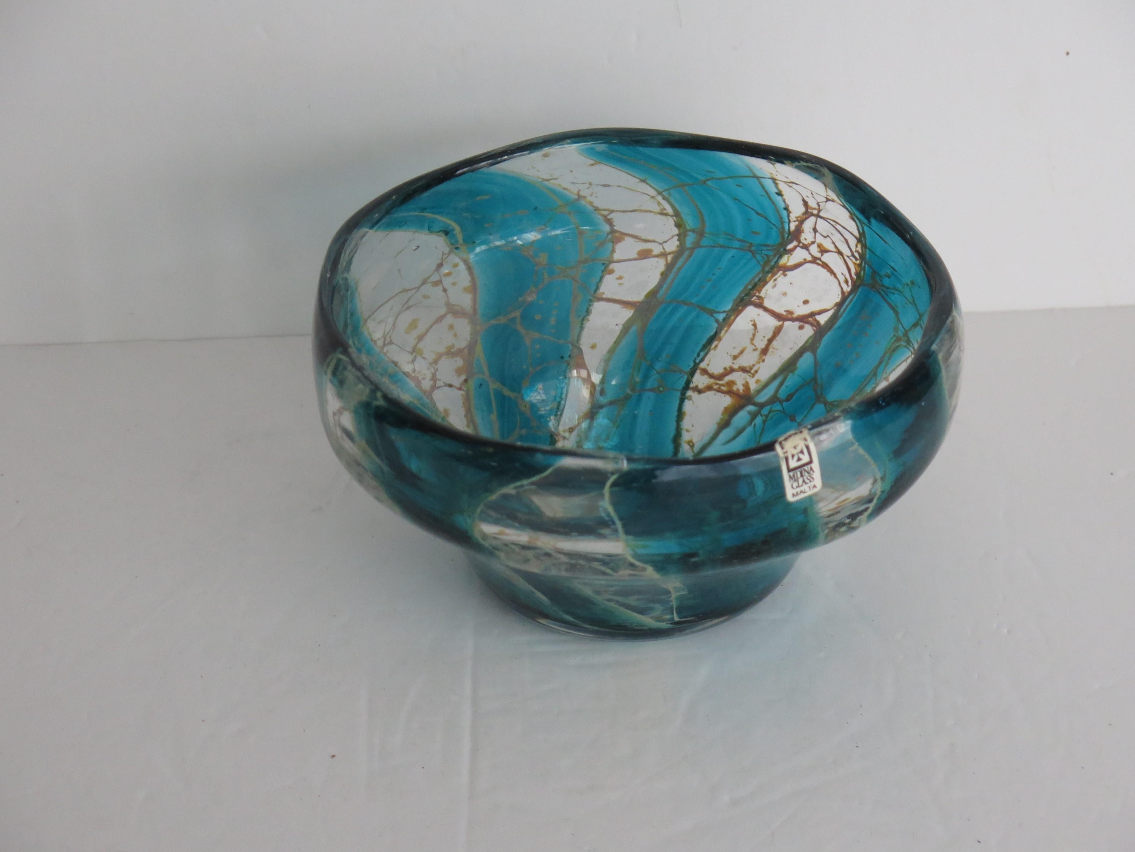 Mdina Glass Schale mit kristallblauem Streifenmuster, ca. 1970er Jahre (Moderne) im Angebot