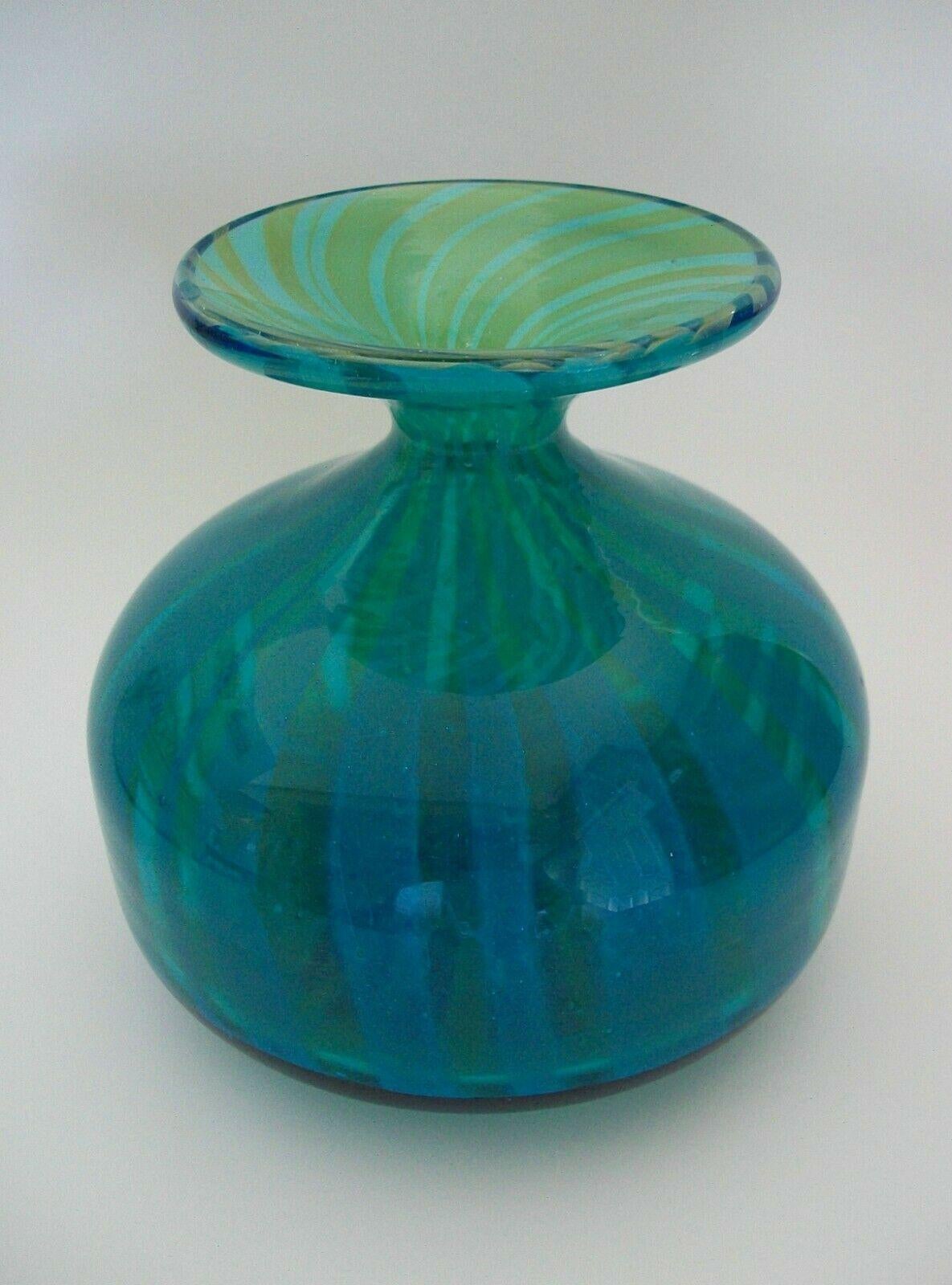 Mdina- 'Ming' - Vintage studio glass vase with flaring mouth - featuring a blue and green striped pattern - etched signature on the base - Malta - late 20th century.

Excellent / mint vintage condition - no loss - no damage - no restoration -