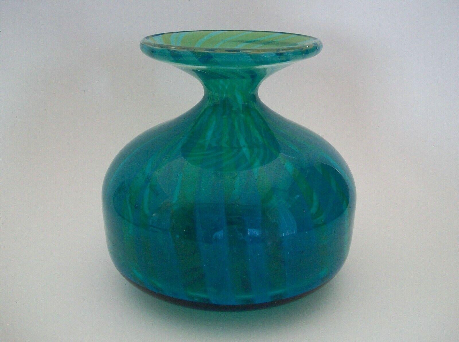 Mdina, vase « Ming » en verre bleu et vert vintage, Malte, fin du XXe siècle Bon état - En vente à Chatham, ON