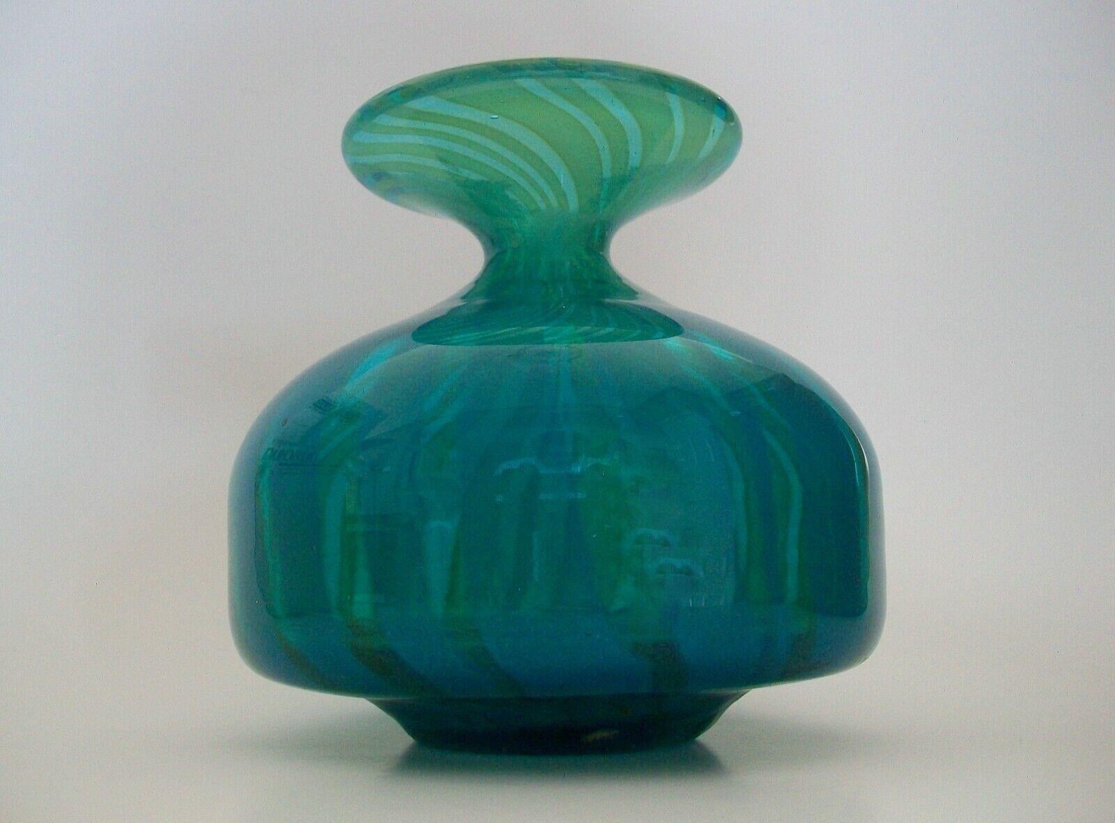 Verre d'art Mdina, vase « Ming » en verre bleu et vert vintage, Malte, fin du XXe siècle en vente