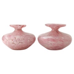 Jarrón de cristal rosa de Mdina Glass, Pareja de botellas pequeñas firmadas c.1980s