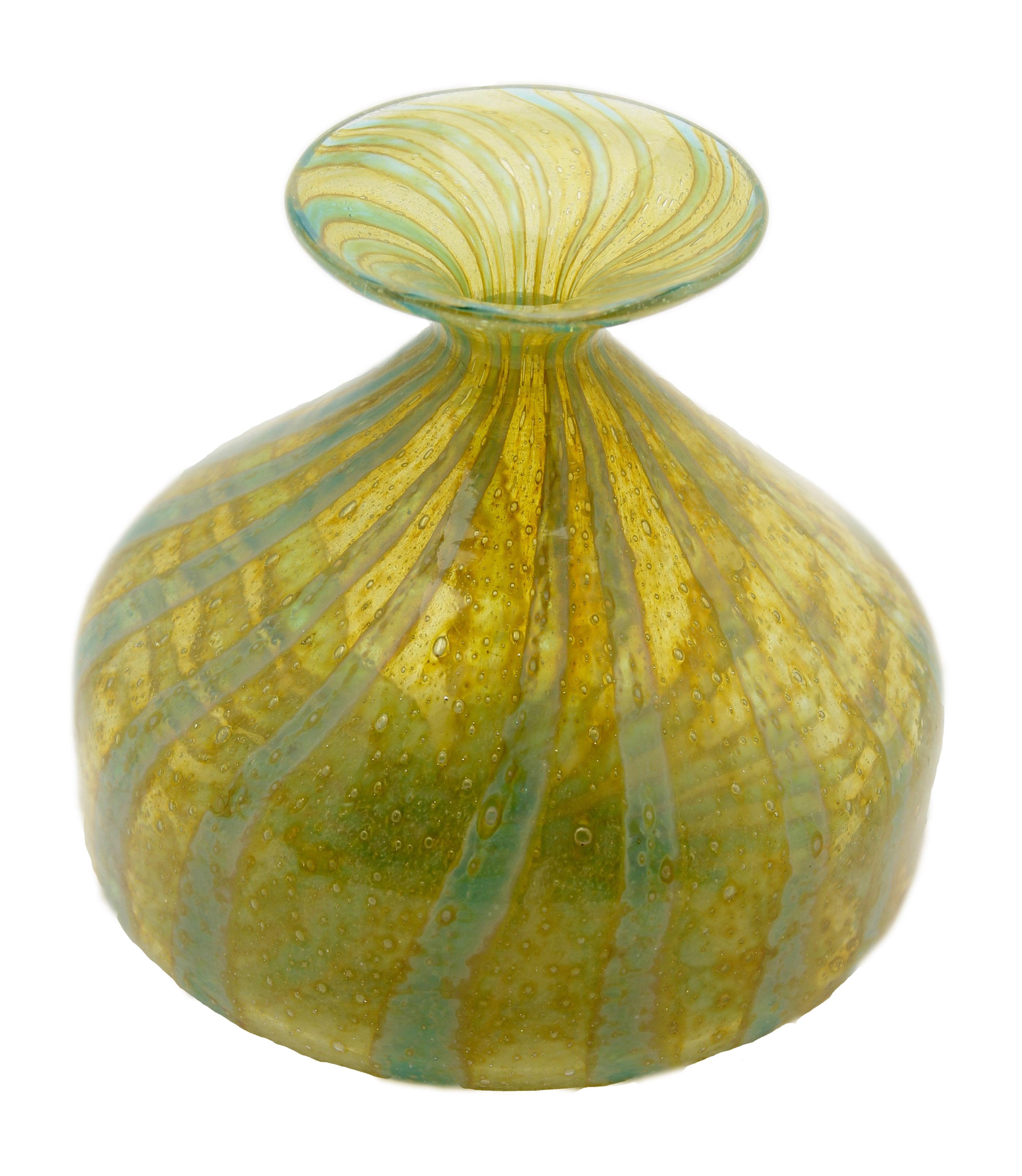 Vase soliflore de Mdina soufflé à la bouche à large bord, (1970-1975).
Il présente des couleurs typiquement méditerranéennes, des fils de vert de mer tourbillonnant sur une base de verre jaune-vert avec des inclusions de bulles.
Fabriqué sur l'île