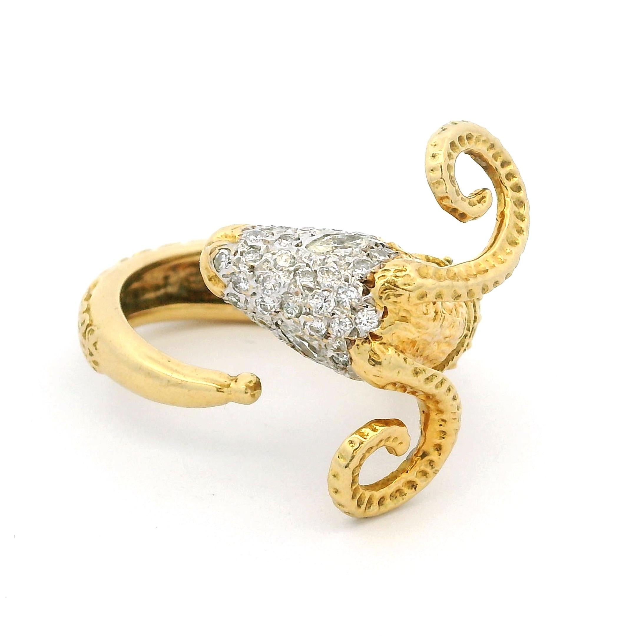 Rétro MDJ Jewels Bague tête de bélier en or jaune 18 carats avec diamants marquises et pavés en vente