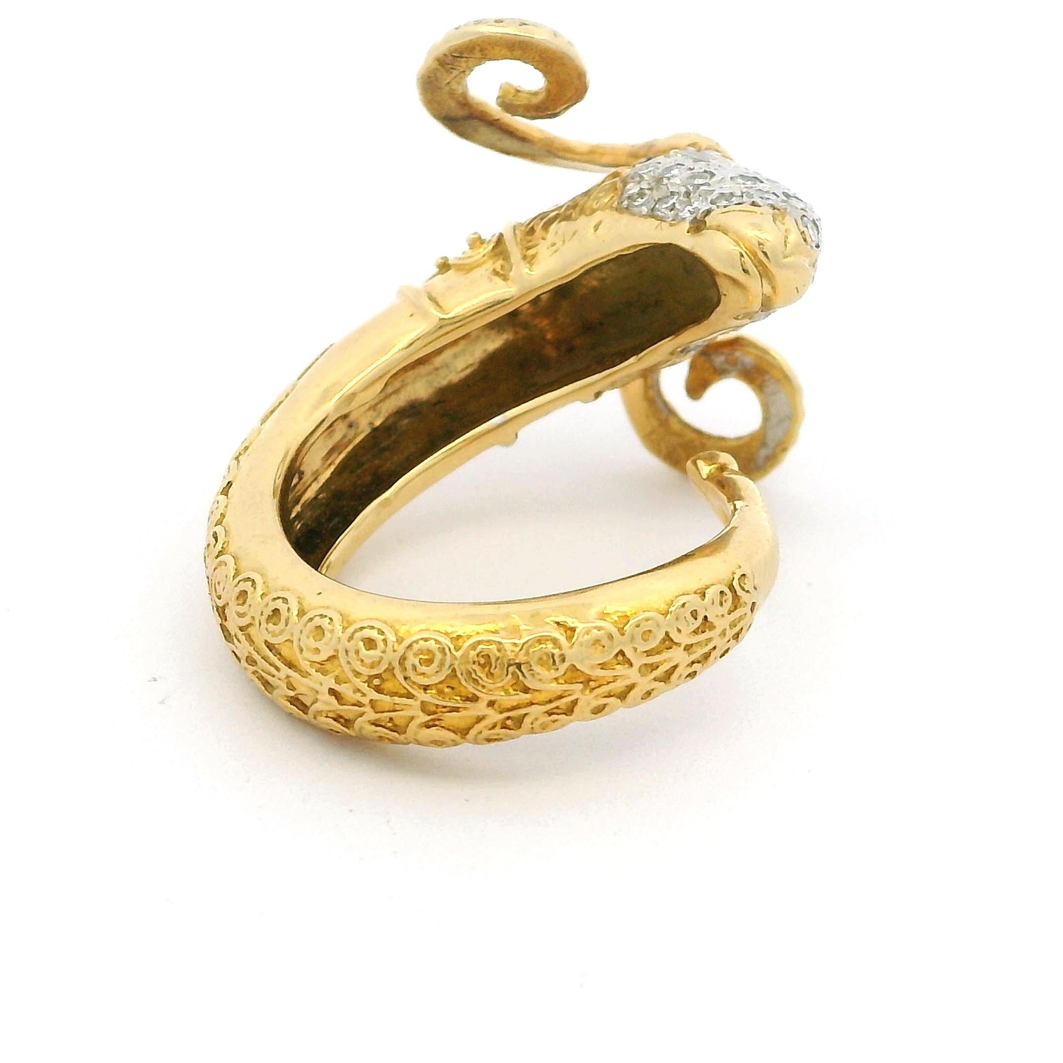 MDJ Jewels Bague tête de bélier en or jaune 18 carats avec diamants marquises et pavés Excellent état - En vente à Miami, FL