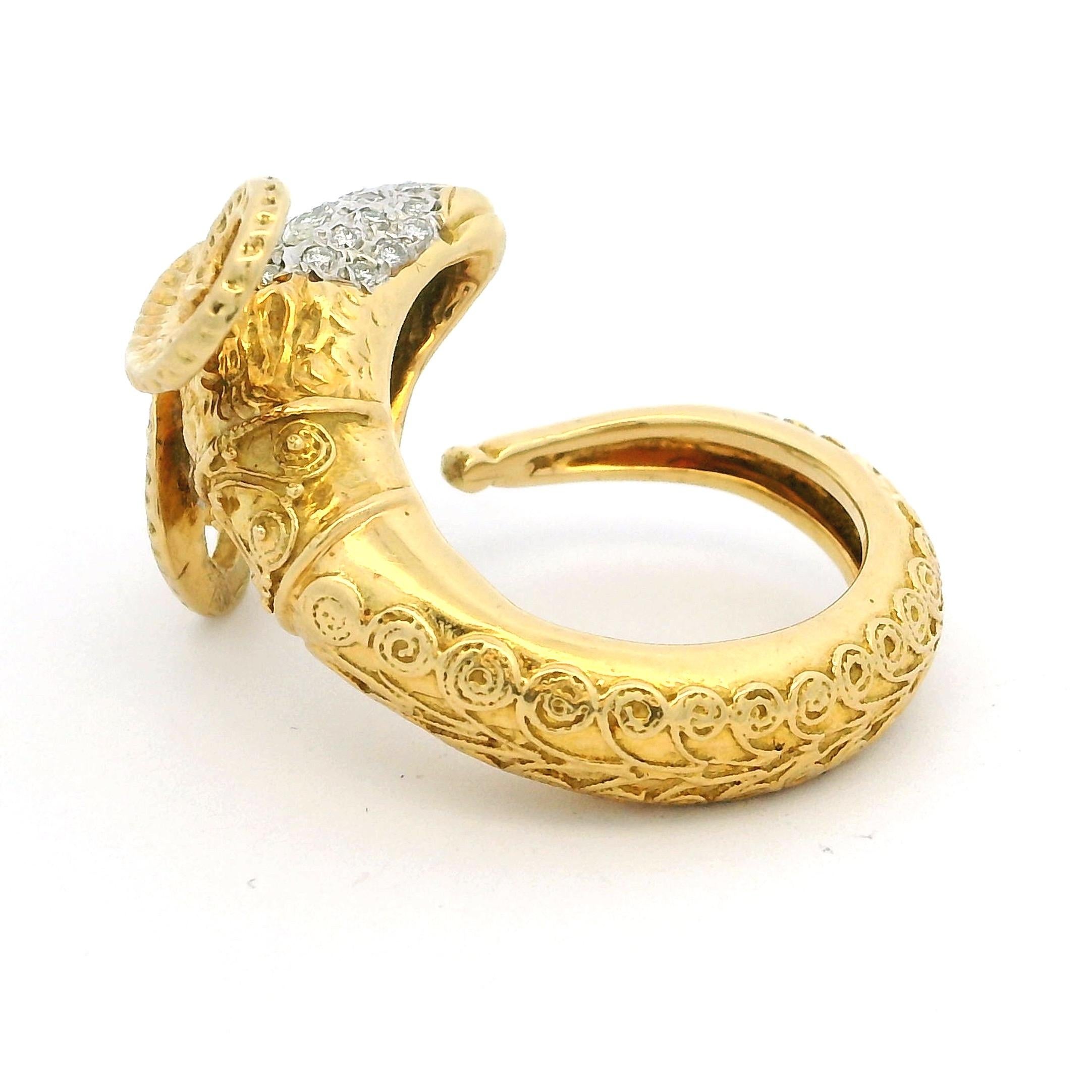 MDJ Jewels Bague tête de bélier en or jaune 18 carats avec diamants marquises et pavés Unisexe en vente