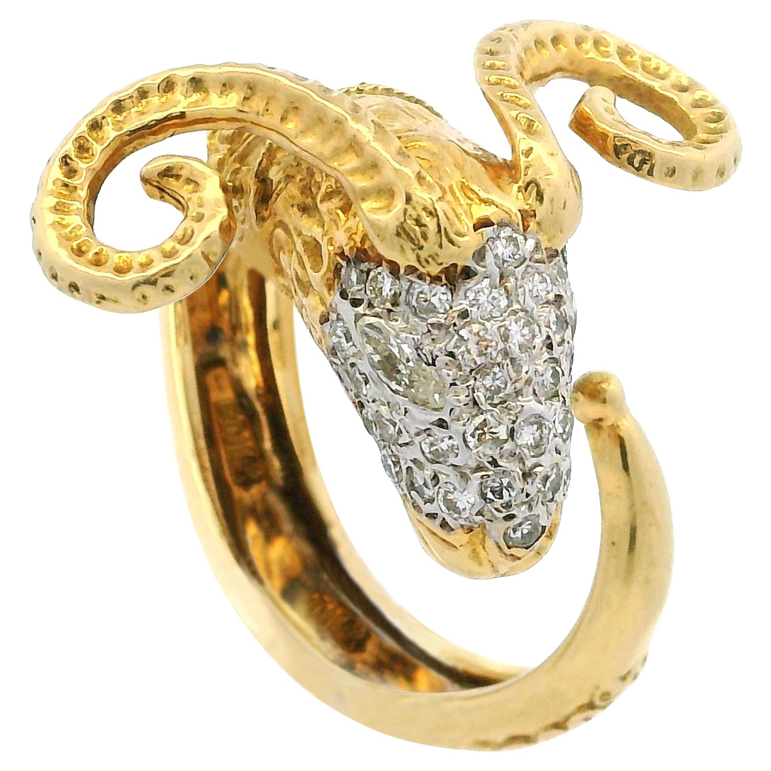 MDJ Jewels Bague tête de bélier en or jaune 18 carats avec diamants marquises et pavés en vente