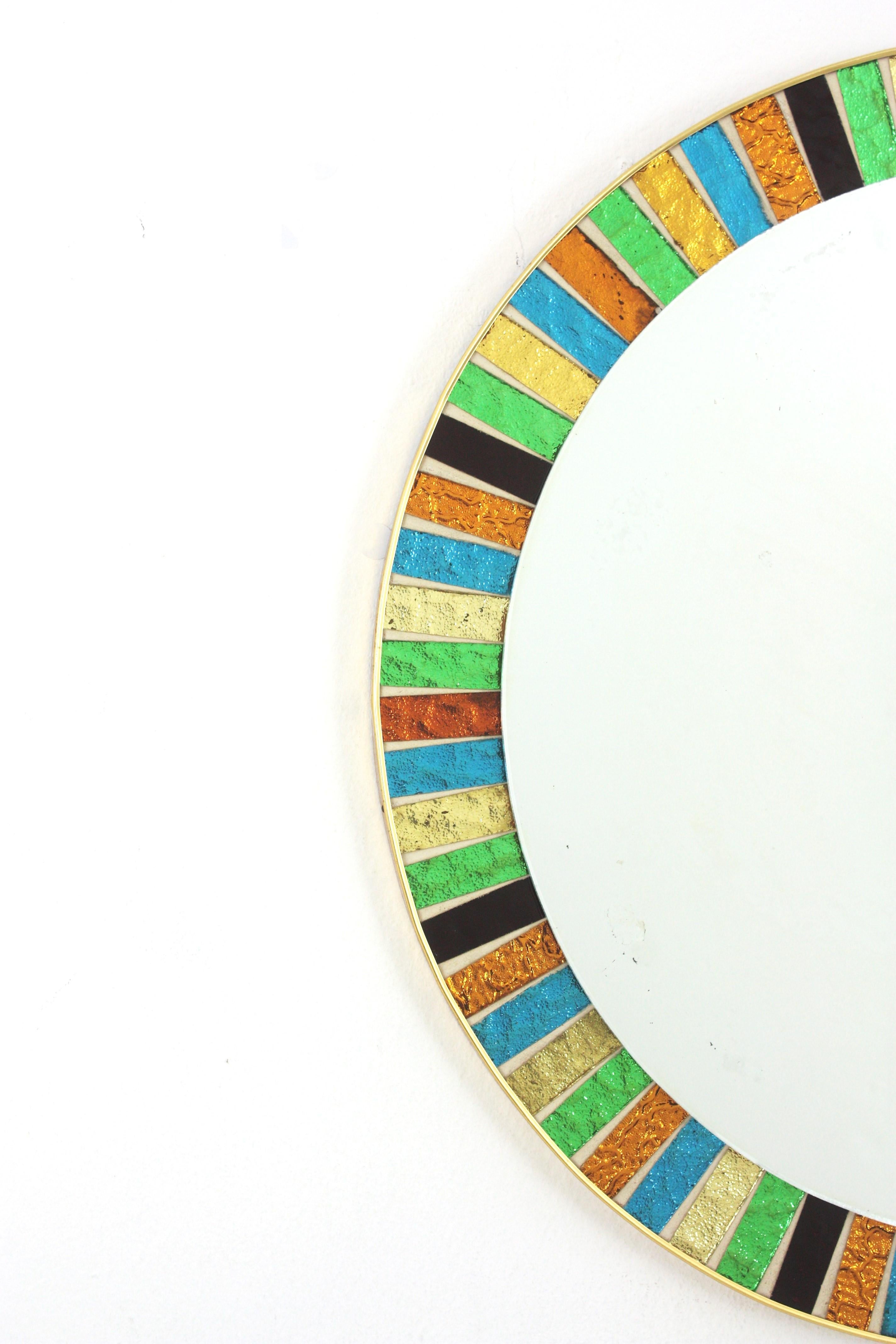 Runder Spiegel aus der Mitte des Jahrhunderts mit Mosaikrahmen aus mehrfarbigem Sunburst-Glas im Angebot 1