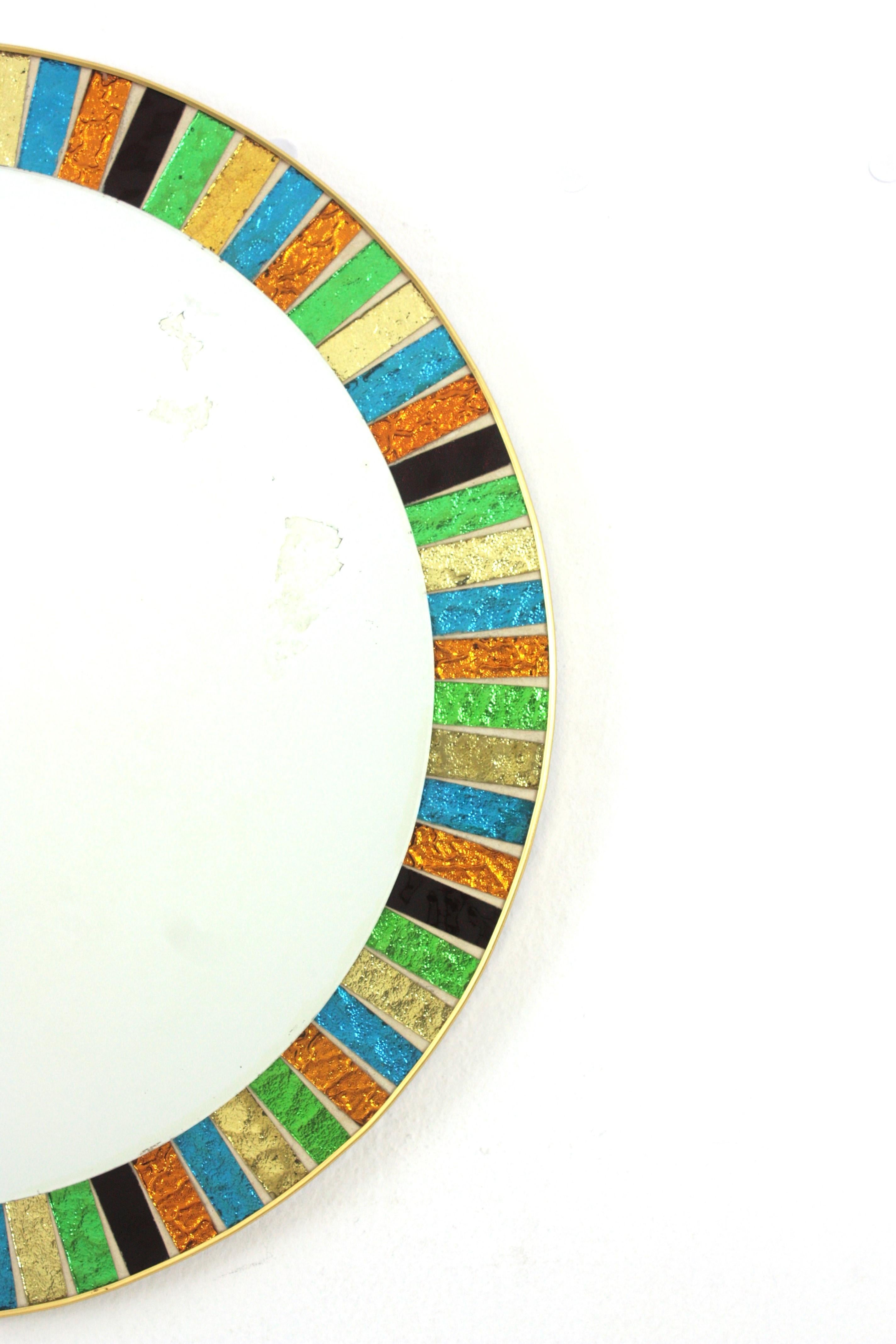 Runder Spiegel aus der Mitte des Jahrhunderts mit Mosaikrahmen aus mehrfarbigem Sunburst-Glas im Angebot 2