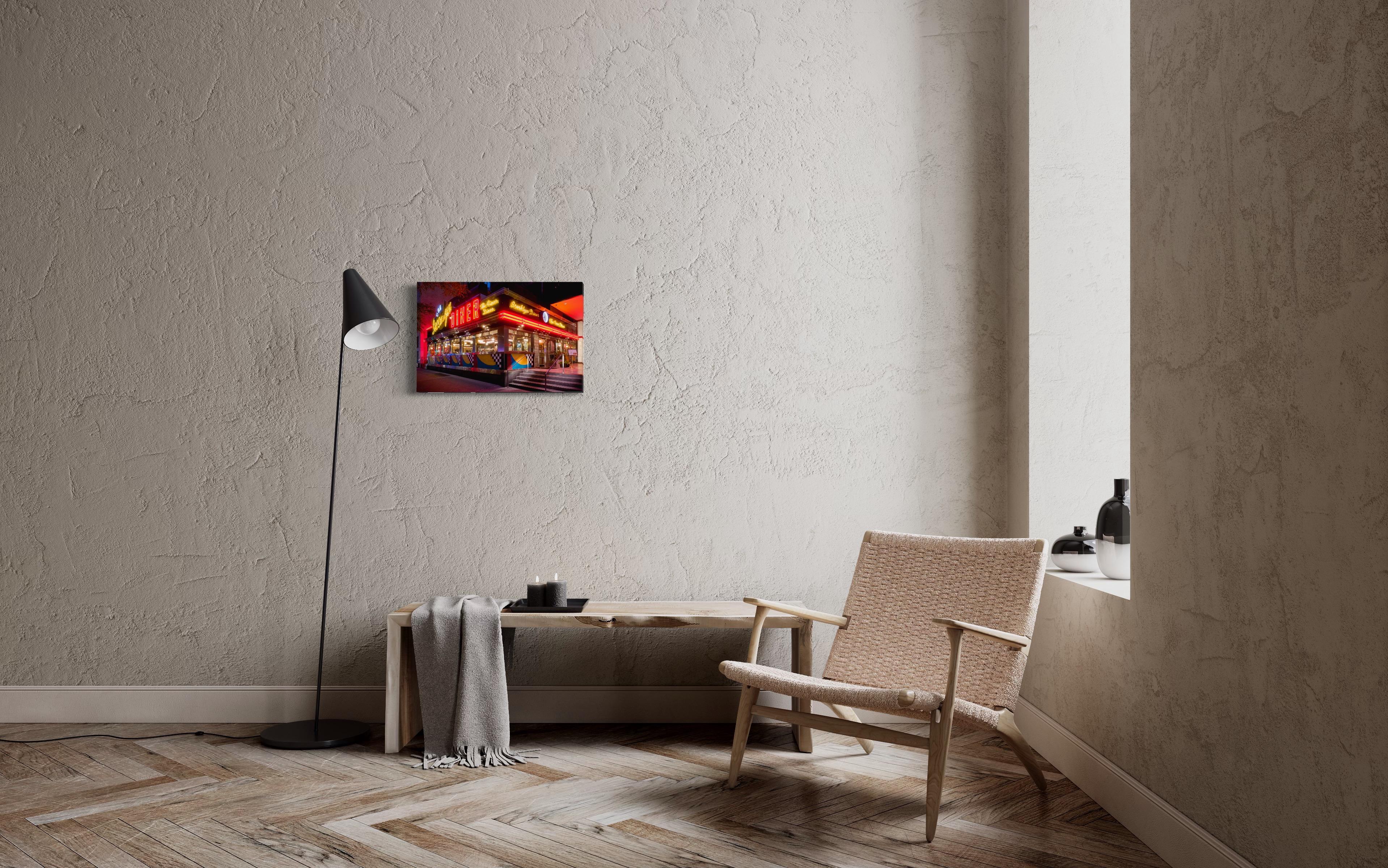 Fotografia disponibile in due formati: 40x60cm o 50x75cm.

Contattaci se hai bisogno. 

Giocando con i codici e i cliché di un paese in cui la finzione e la realtà si confondono ampiamente, Médéric Morel ci affascina con i colori delle sue immagini.