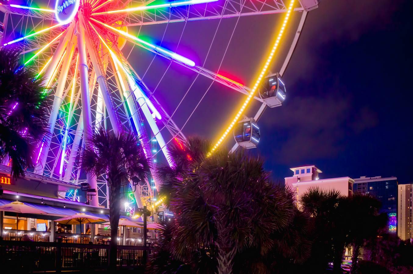 Color Photograph di Médéric Morel - Festa a Myrtle Beach