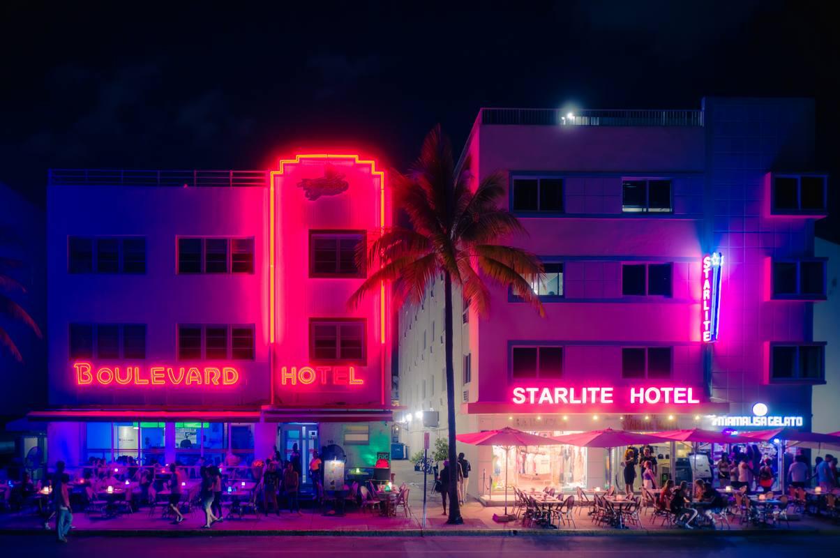 Médéric Morel Color Photograph – Starlite Hotel