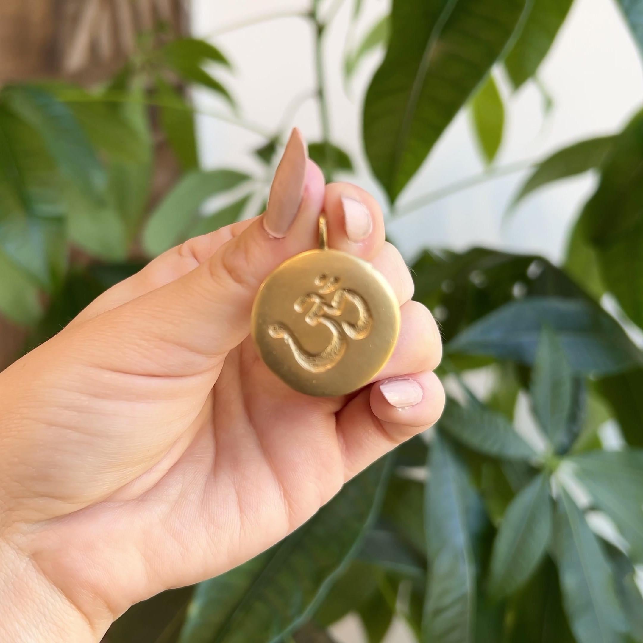 Me & Ro 14 Karat Yellow Gold Om Disk Pendant In Excellent Condition In Beverly Hills, CA