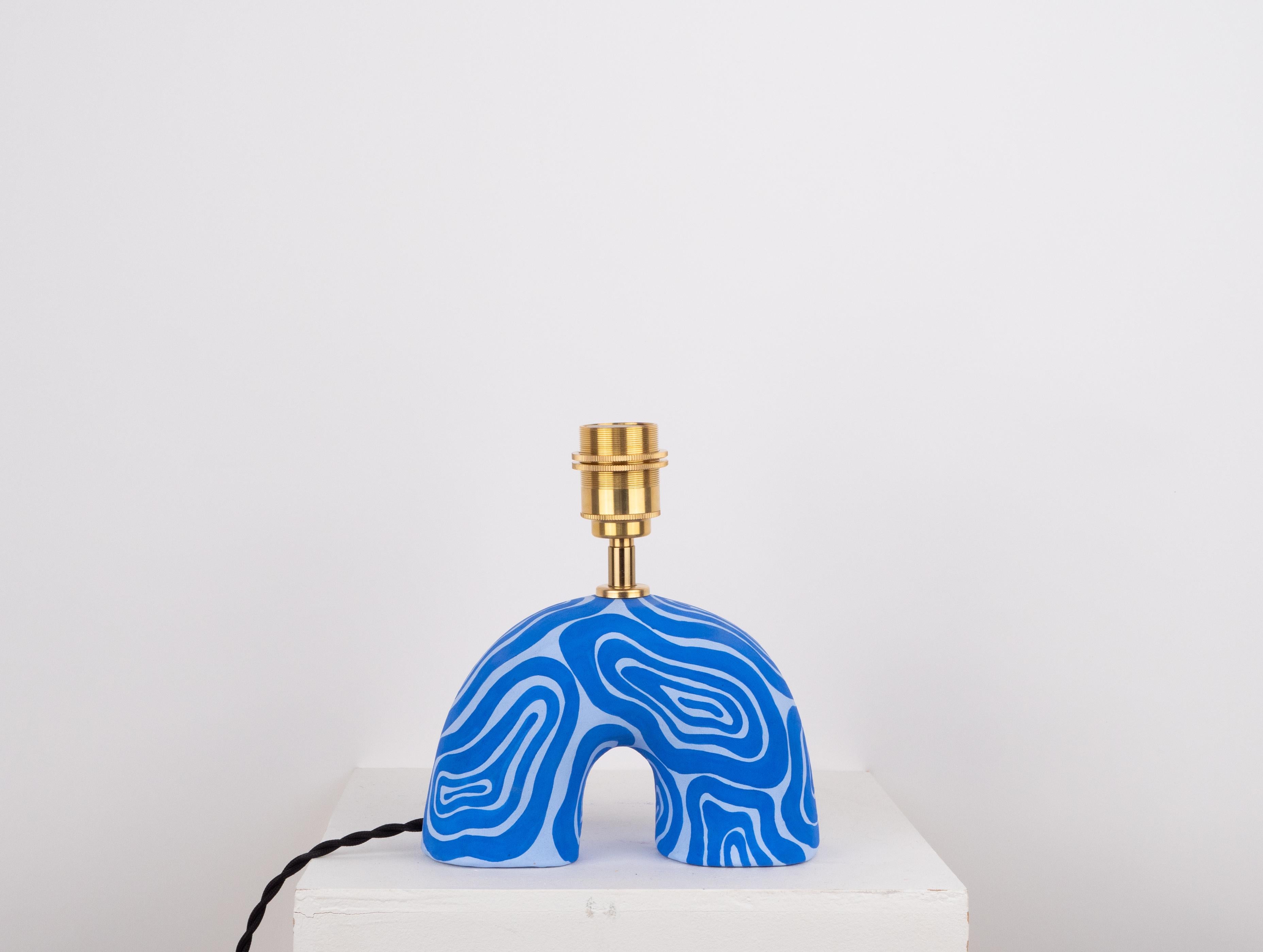 Motif tourbillonnant bleu bicolore avec finition mate et abat-jour en soie mohair bleue

Le délai de traitement est estimé à 2 semaines à compter de la confirmation de la commande.

Illustré avec une ampoule Mini Globe LED E27. Ampoule non
