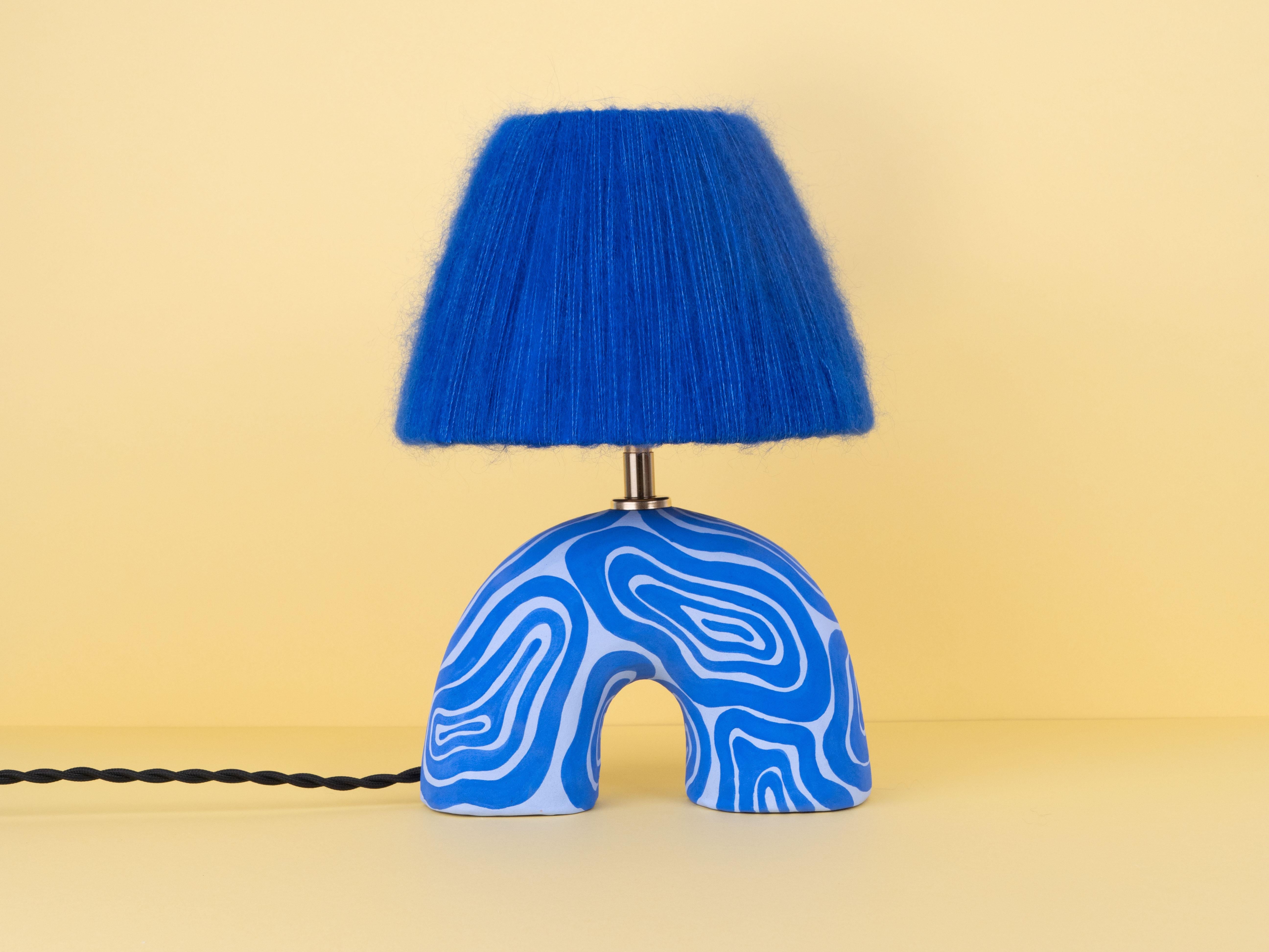 Vernissé Lampe de table « Me » - Swirl bleu bicolore (Matte) en vente