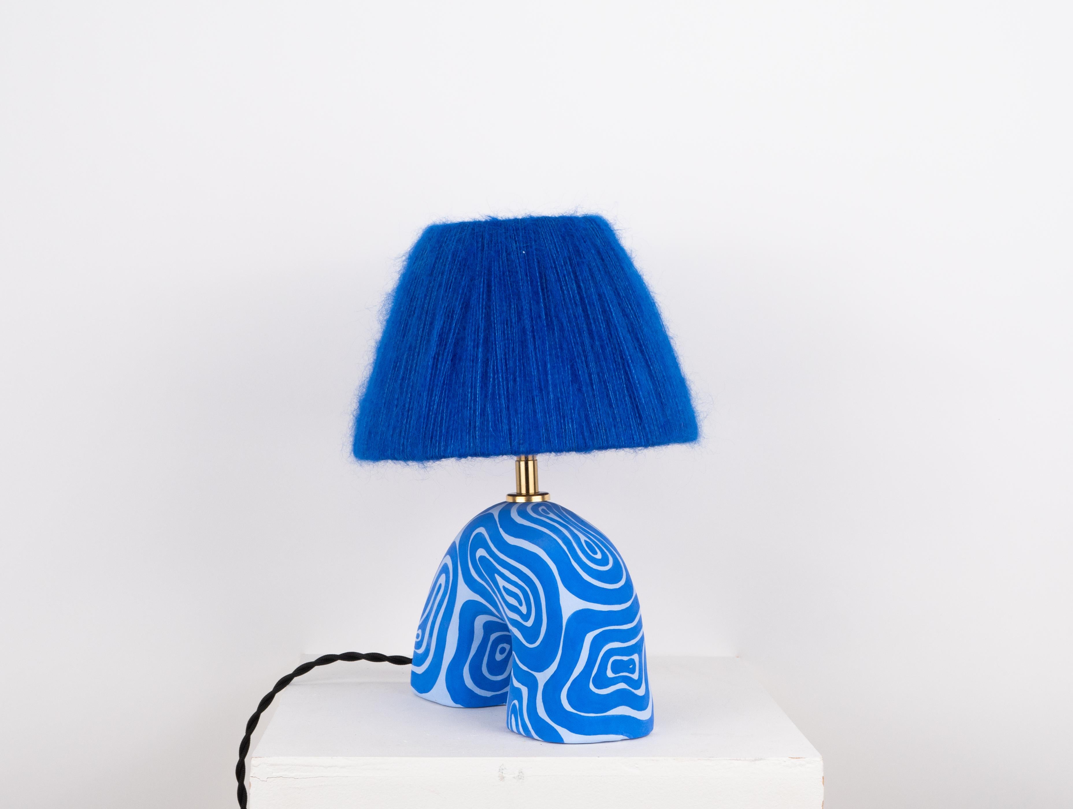 Céramique Lampe de table « Me » - Swirl bleu bicolore (Matte) en vente