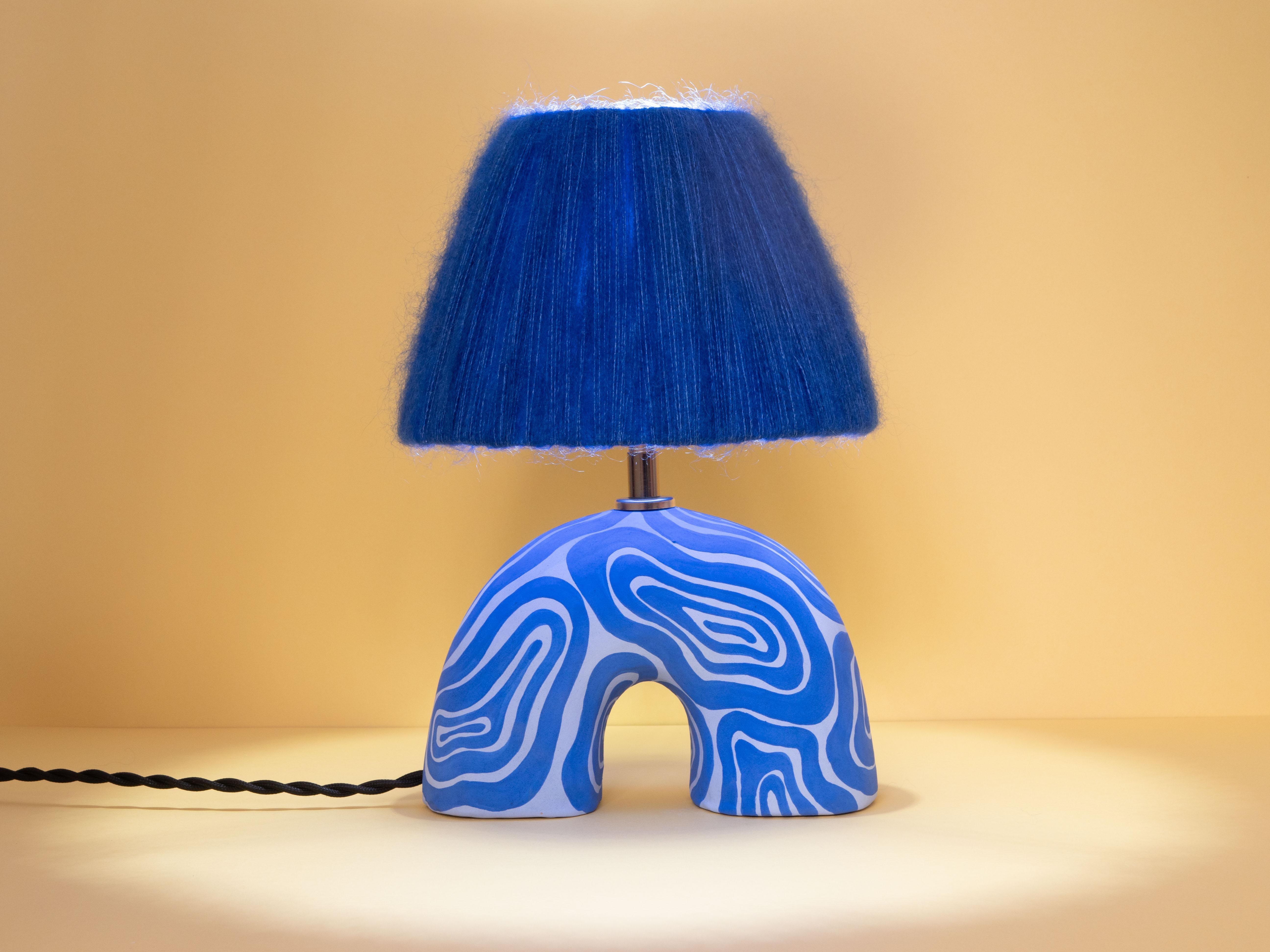 Lampe de table « Me » - Swirl bleu bicolore (Matte) en vente 1
