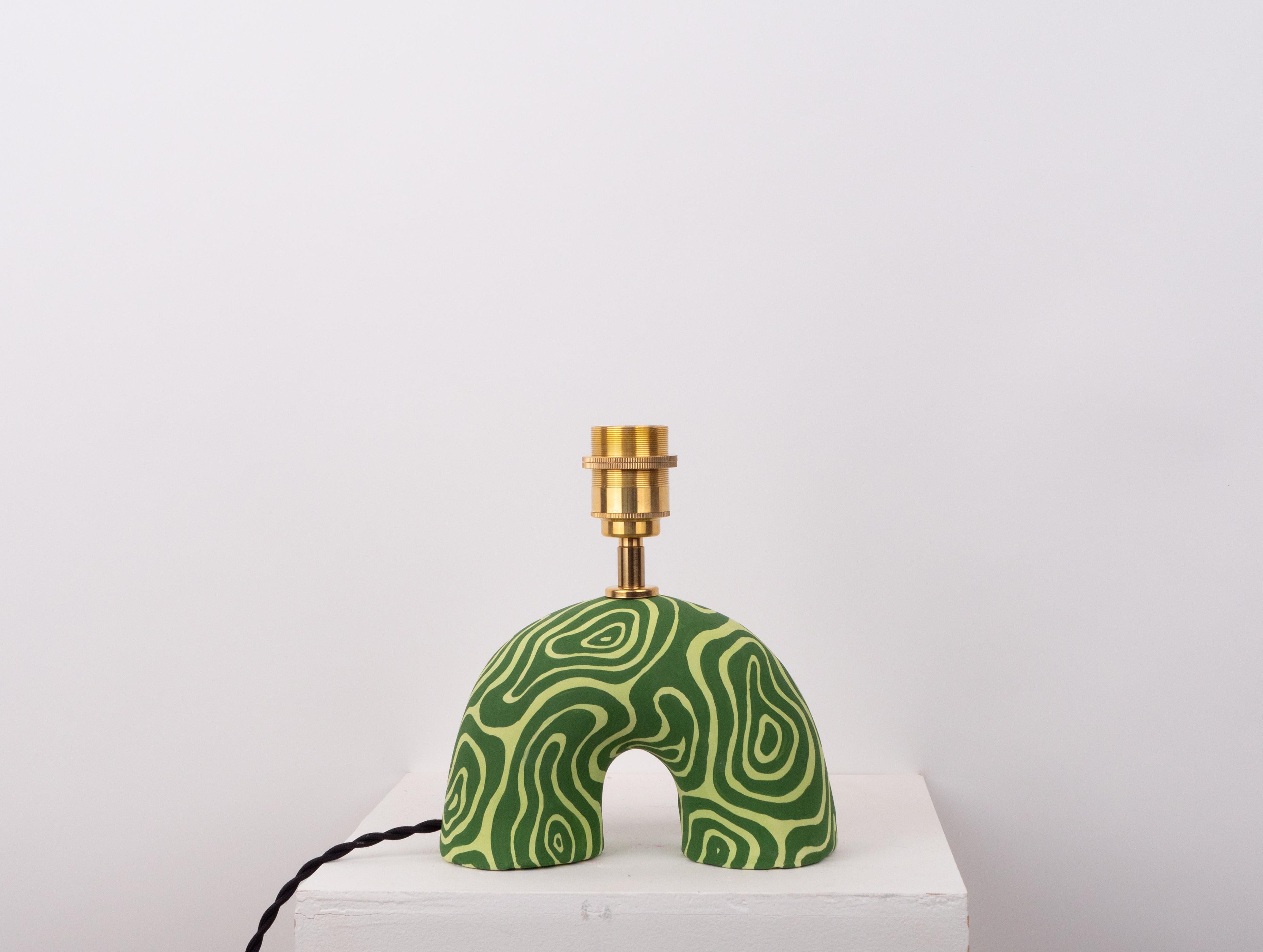 Motif tourbillonnant vert bicolore avec finition mate et abat-jour en soie mohair verte

Le délai de traitement est estimé à 2 semaines à compter de la confirmation de la commande.

Illustré avec une ampoule Mini Globe LED E27. Ampoule non