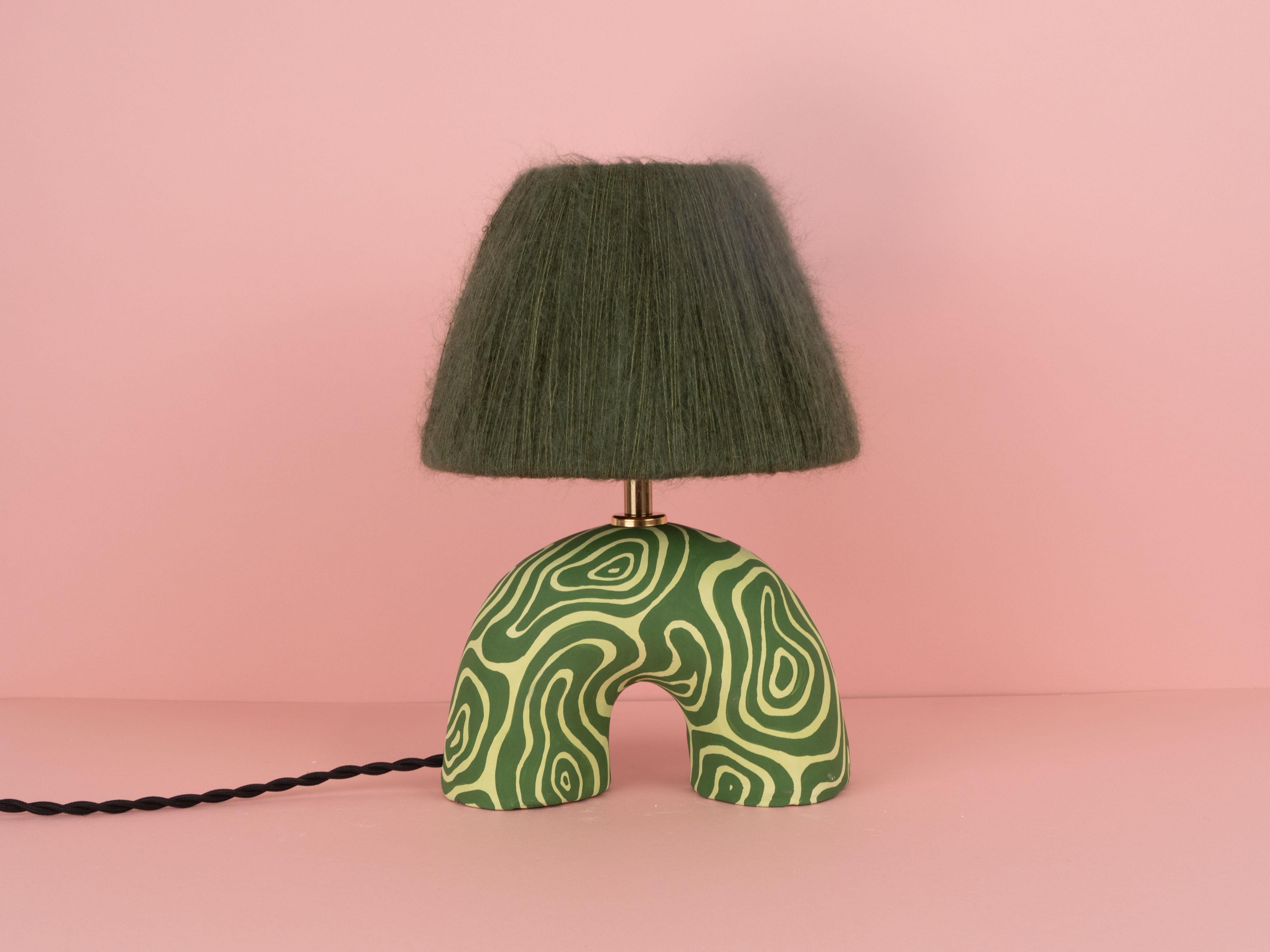 Vernissé Lampe de table « Me » - Tourbillon vert bicolore (Matte) en vente
