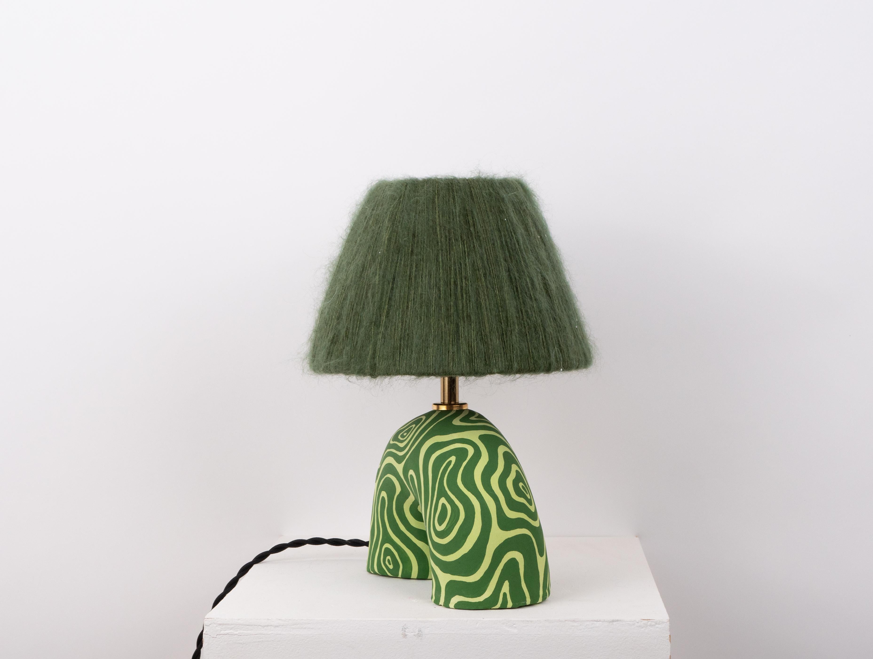 Céramique Lampe de table « Me » - Tourbillon vert bicolore (Matte) en vente