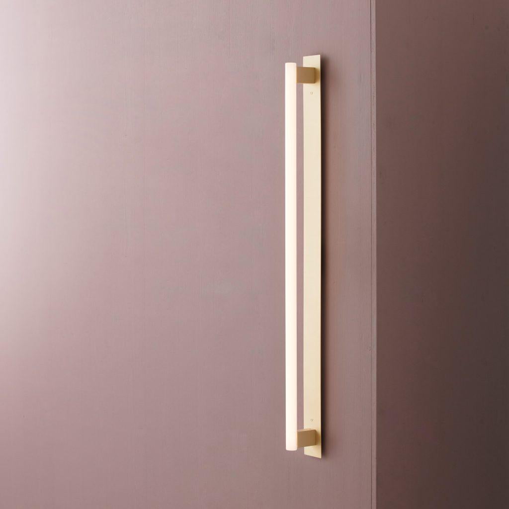 Mea ceiling/wall plate 50 by Kaia
Dimensions: 1000 x 2.9 x 8 cm
Linear opal LED S14s*, 15W, 2700 K,
Mains ( Phase) dimmable, 1000 lm
Materials: Brushed Brass, Acrylic 

Also Available: Polished Nickel, Brushed Nickel, Patinated Brass, Blackened