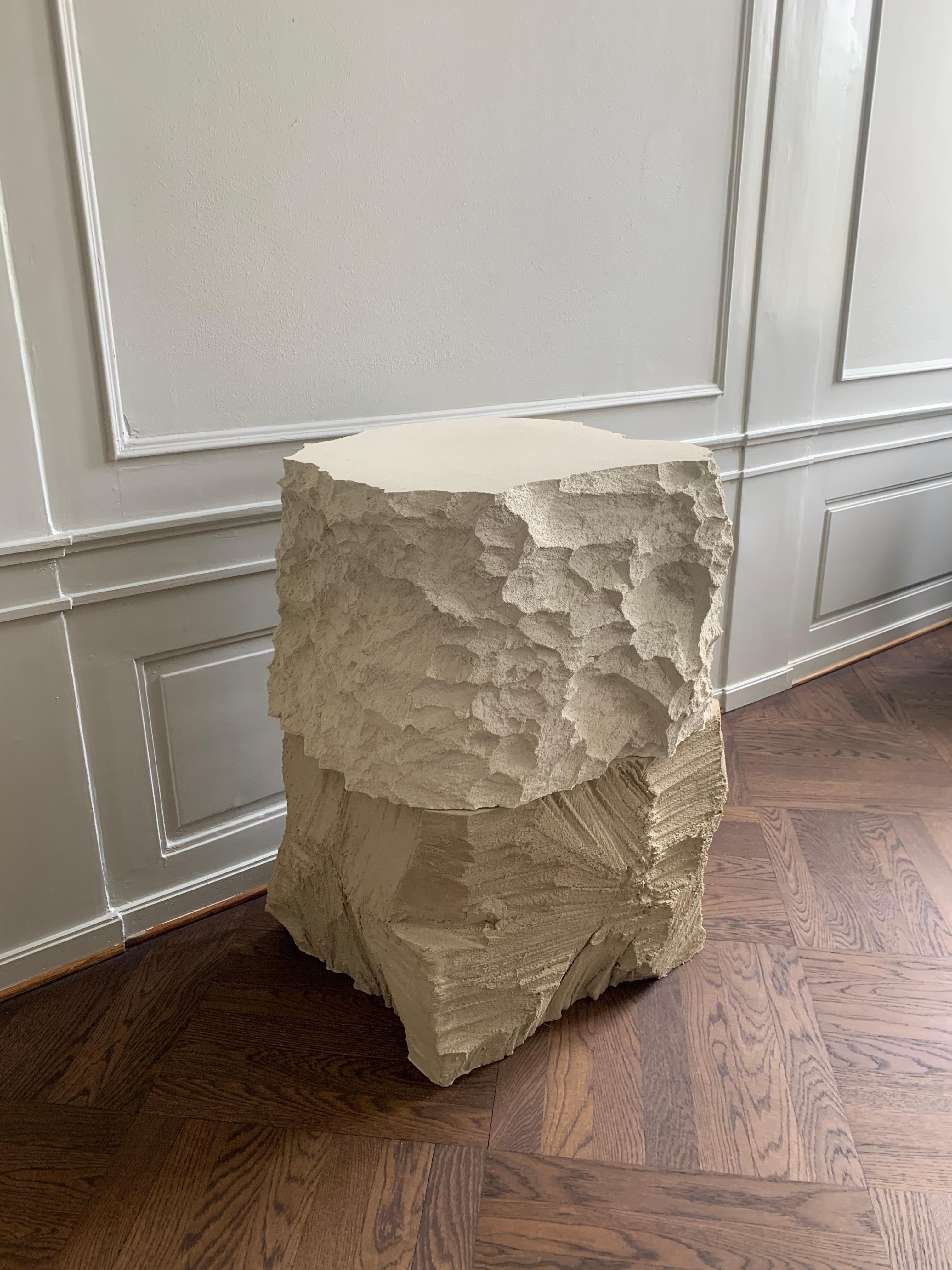 Unique en son genre - Design contemporain, Meadow Block - existe en différentes couleurs et tailles et vous pouvez choisir des formes rondes ou carrées. incarne la surface des pierres et des rochers.
Réalisé par le duo d'artistes et de designers