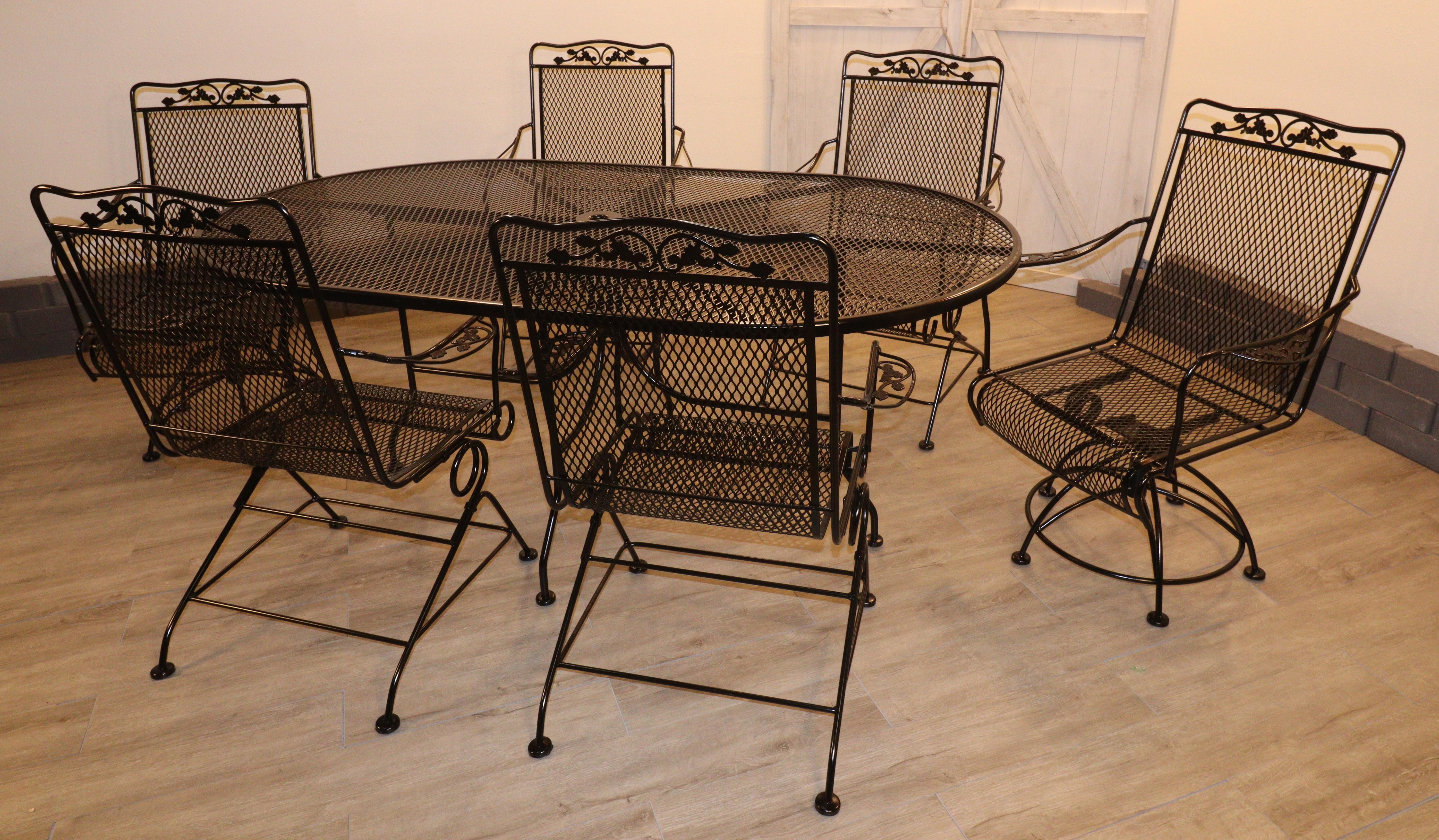 Das Meadow Craft Acorn and Oak Leaf Wrought Iron Six-Chair Family Patio Set ist eine atemberaubende Kombination aus Eleganz, Haltbarkeit und von der Natur inspiriertem Design für Ihren Außenbereich. Dieses schöne Terrassenset ist aus hochwertigem