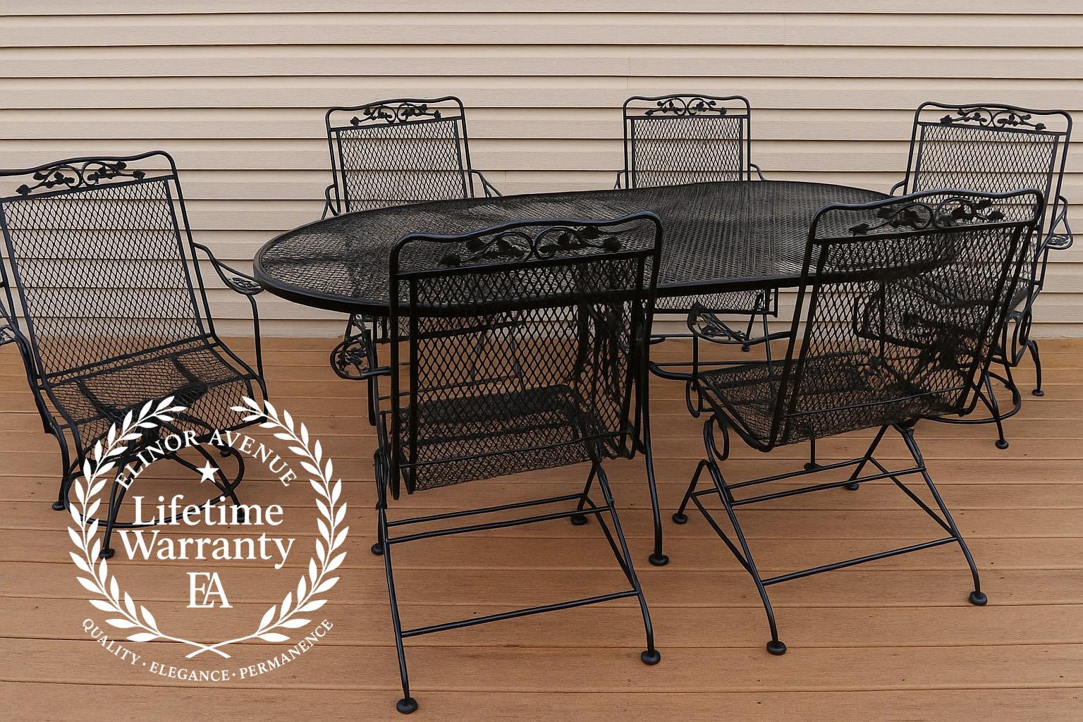 Il set da patio per famiglie in ferro battuto con foglie di Oak e ghianda di Meadow Craft è una splendida combinazione di eleganza, durata e design ispirato alla natura per il tuo spazio all'aperto. Questo bellissimo set da terrazza è realizzato in