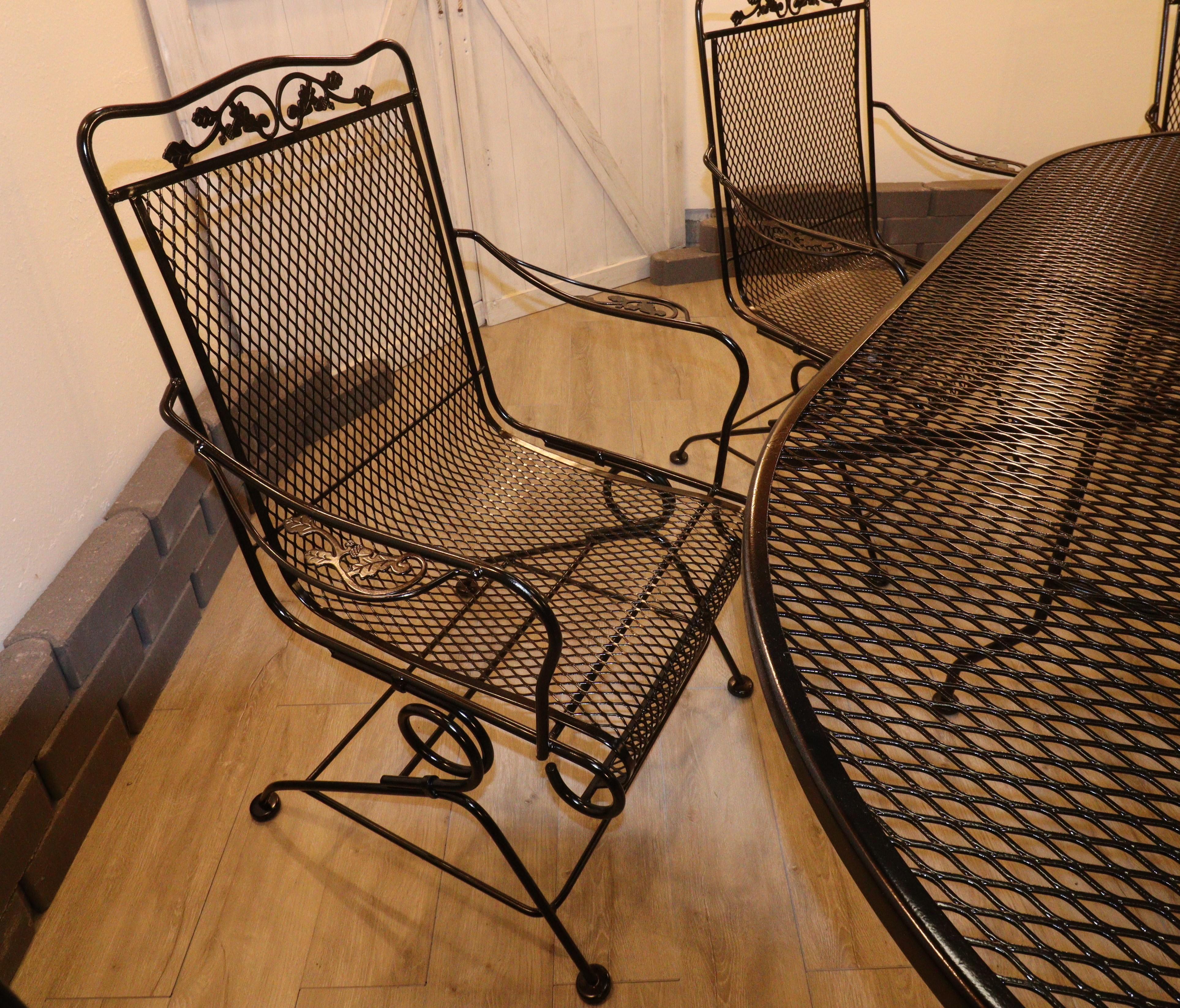 XX secolo Meadow Craft Ghiandaia e foglie di Oak Set da patio per famiglie in ferro battuto Sei sedie e tabellone in vendita