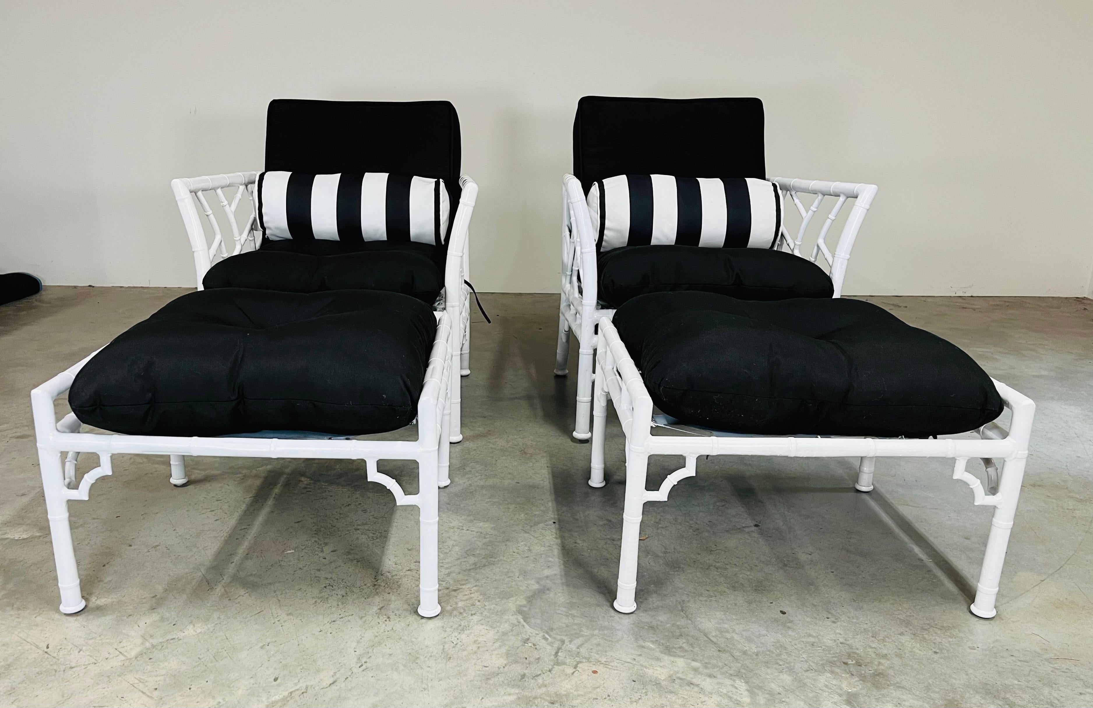 Chippendale cinese Meadowcraft Sedie da salotto da patio in finto bambù stile Chippendale con poggiapiedi in vendita
