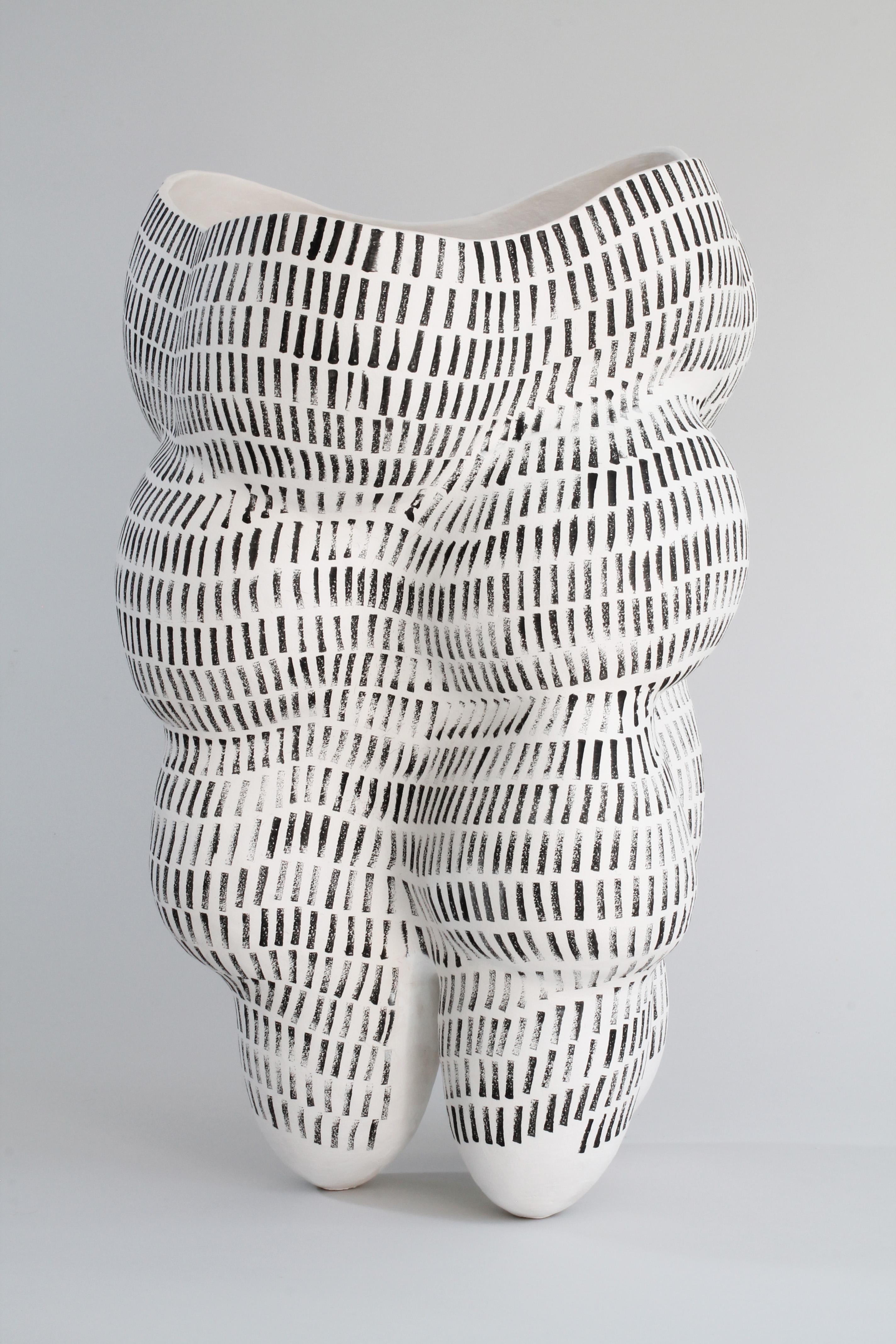 Questa scultura organica in ceramica è stata realizzata a mano utilizzando l'antica tecnica dell'avvolgimento con corde di argilla.  Senza l'uso di stampi o macchinari, l'acquirente ha la certezza di avere un pezzo unico e irripetibile.  Questo