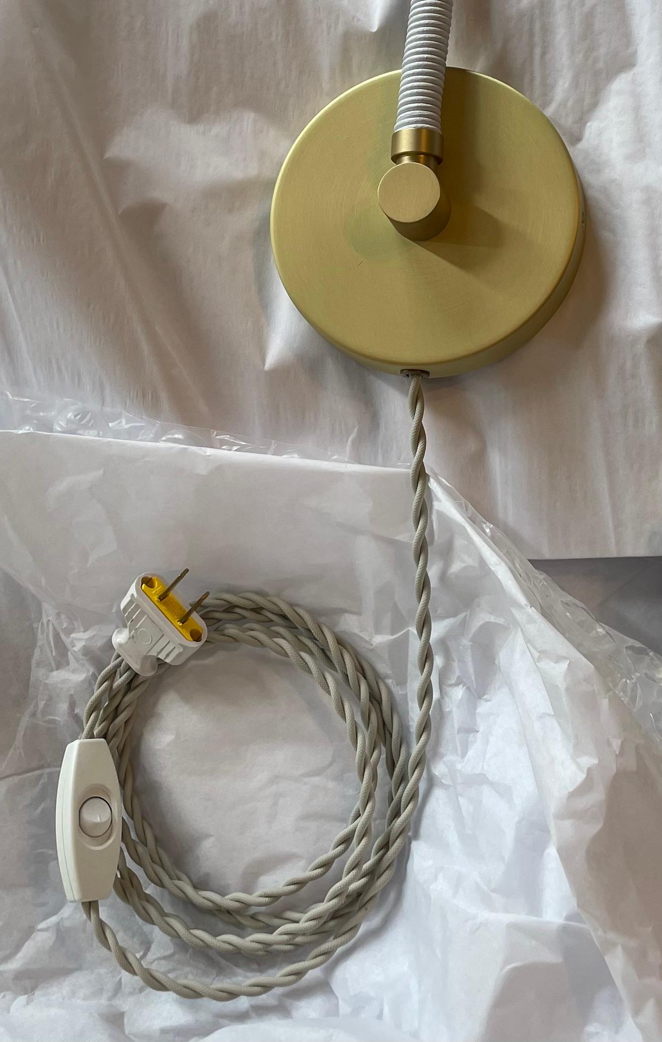 XXIe siècle et contemporain Applique simple Meander avec bras flexible enveloppé de cuir  - Version plug-in en vente