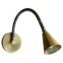 Meander, lampada singola con braccio flessibile rivestito in pelle più lungo
