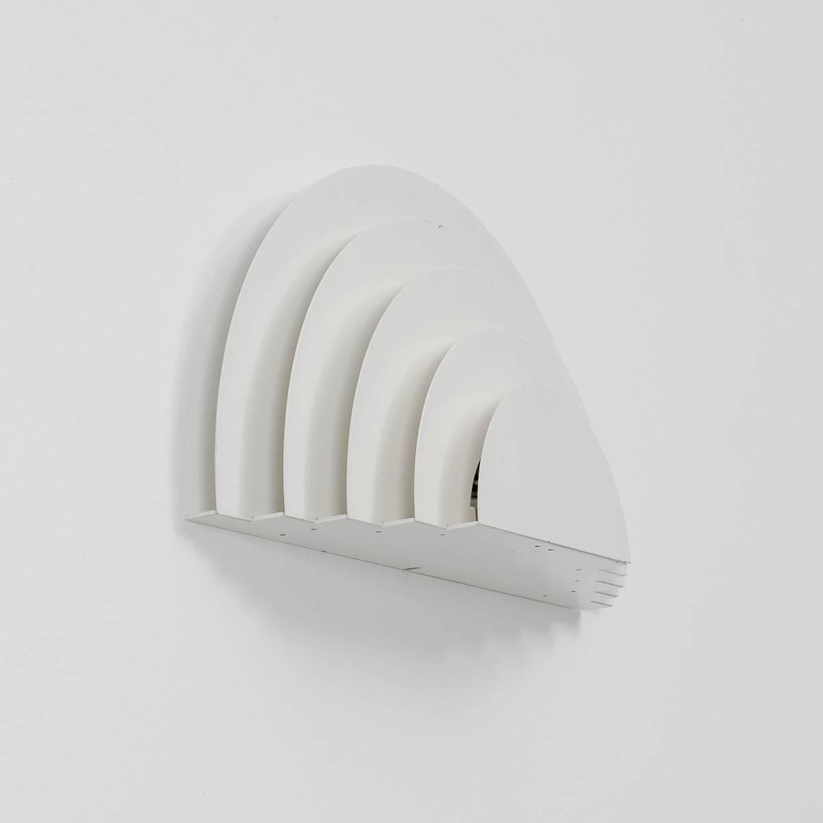 The Meander wall sconce designed by Cesare Casati and Emanuele Ponzi, was produced by RAAK, a leading manufacturer of Dutch midcentury lighting. Like the contours of a hill on a map. Or a rainbow silhouette. It is unashamedly simplistic in nature