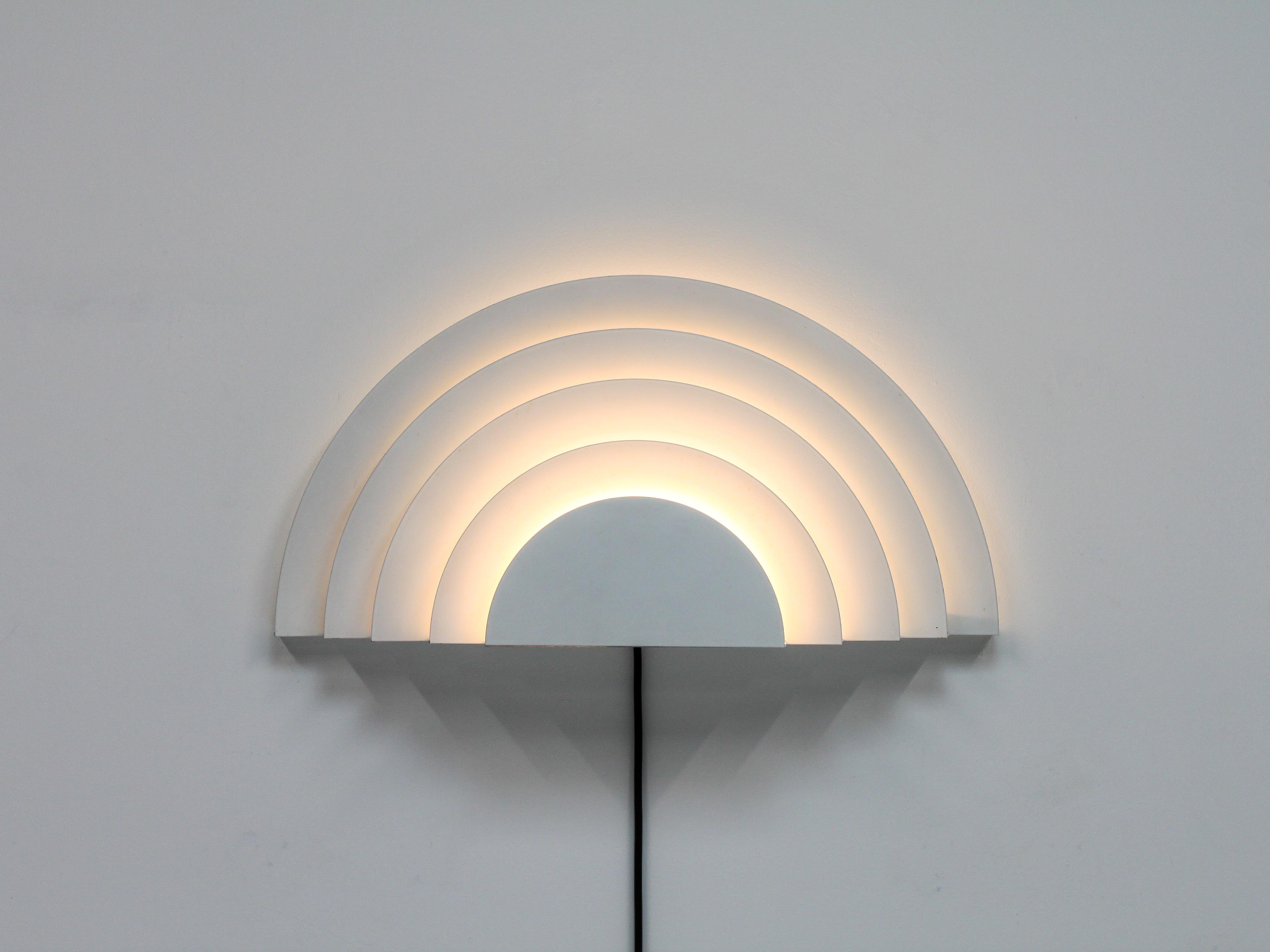 A meander wall sconce designed by Cesare Casati and Emanuele Ponzio for RAAK in the 1970s. RAAK was a leading Dutch light manufacturer of the period.

Consisting of six-layered semi-circles of white lacquered metal which emit a warm glow when lit